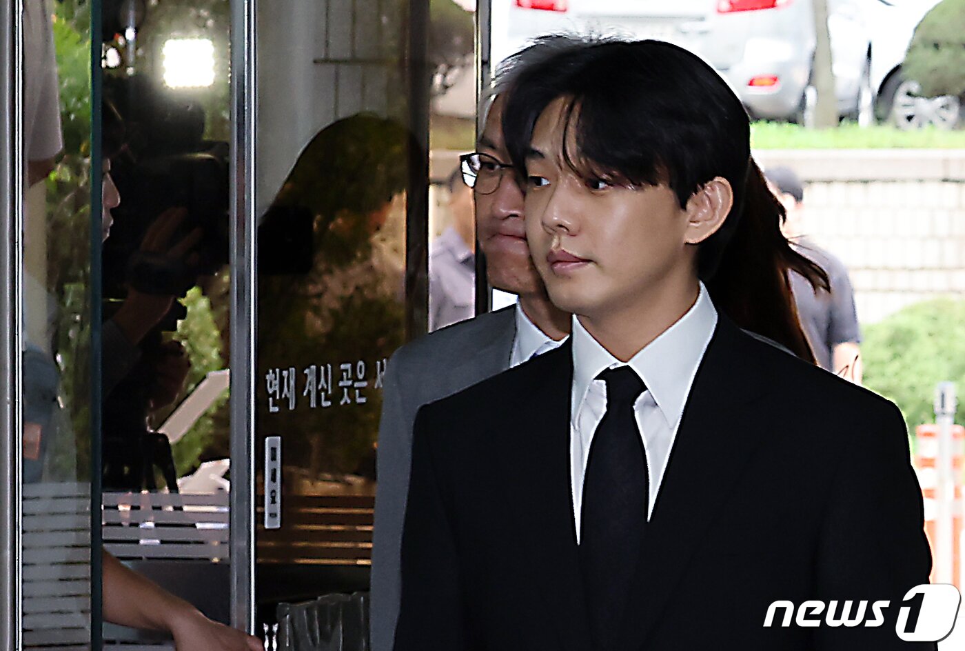 본문 이미지 - 마약 상습 투약 혐의를 받는 배우 유아인(본명 엄홍식)이 21일 오전 서울 서초동 서울중앙지방법원에서 열린 구속 전 피의자심문(영장실질심사)에 출석하고 있다. 2023.9.21/뉴스1 ⓒ News1 박정호 기자