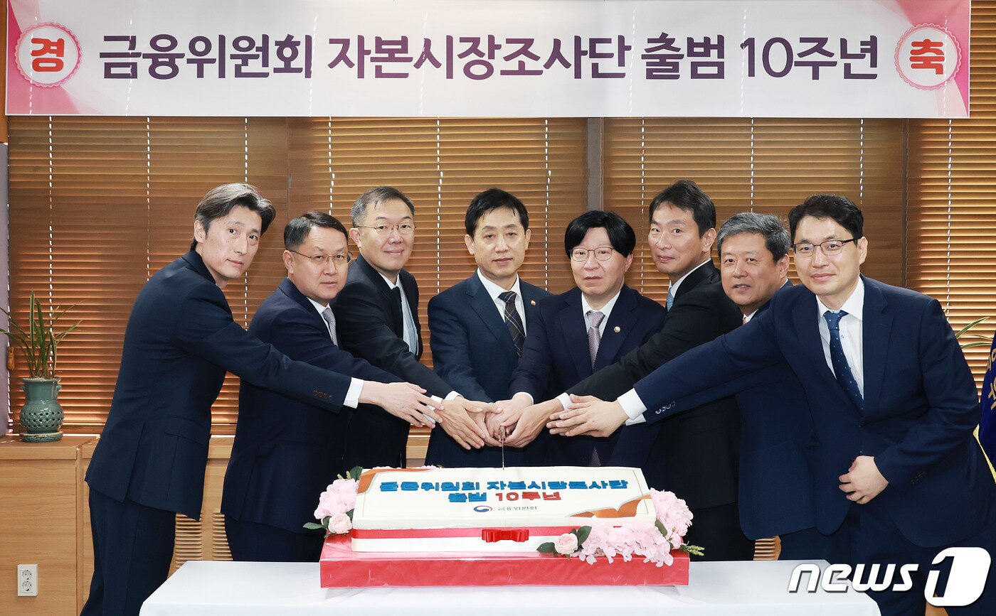 본문 이미지 - 김주현 금융위원장이 21일 오전 서울 종로구 정부서울청사 금융위원장 접견실에서 자본시장조사단 출범 10주년을 맞아 불공정거래 대응 유관기관과 기념식을 개최했다. (왼쪽부터)박민우 자본시장 국장, 김근익 시장감시위원장, 김유철 남부지방검찰청 검사장, 김주현 금융위원장, 김소영 금융위원회 부위원장, 이복현 금융감독원장, 김정각 증선위상임위원, 한기식 조사기획관(금융위원회 제공)