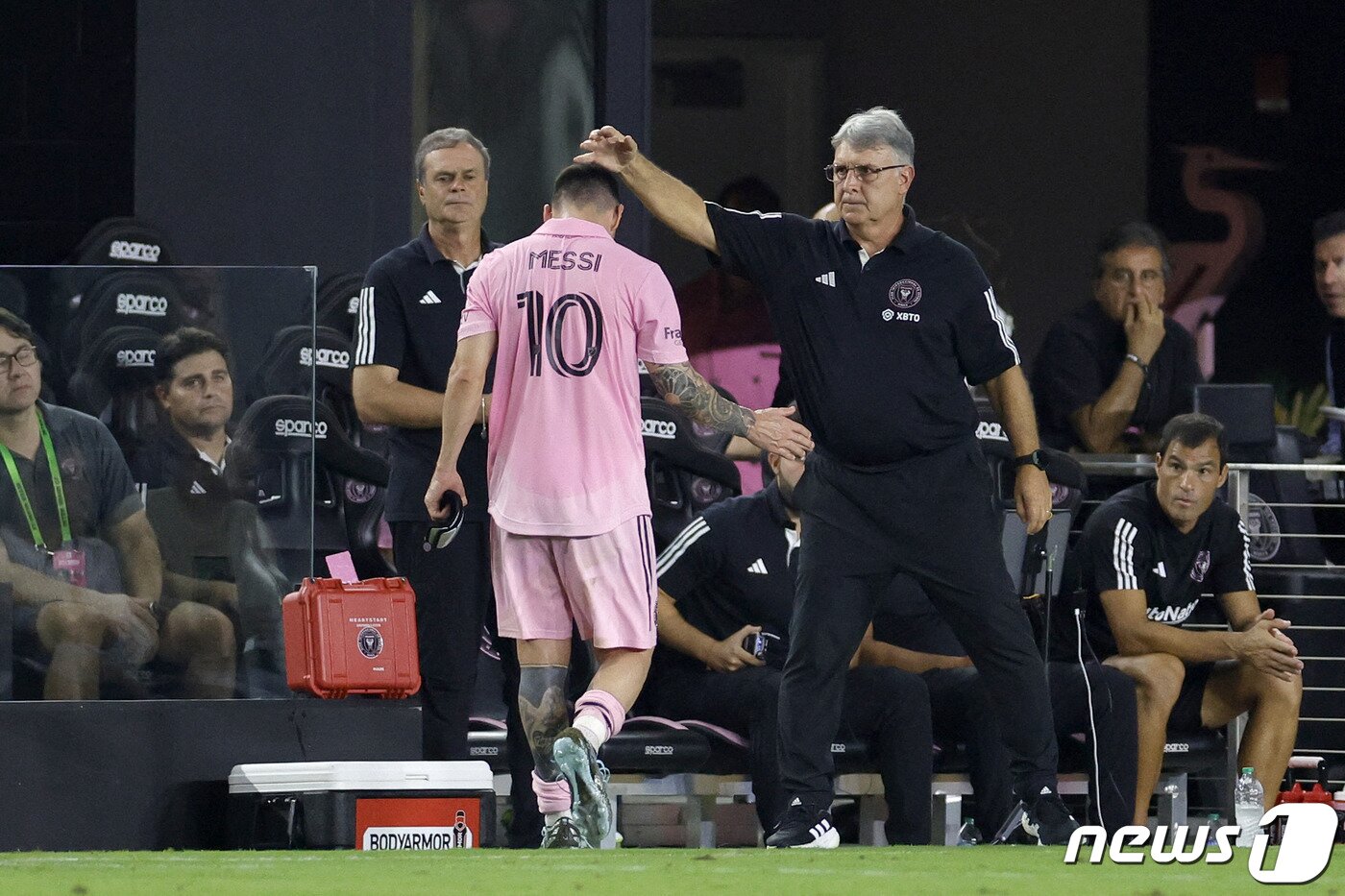 본문 이미지 - 인터 마이애미의 리오넬 메시가 20일(현지시간) 플로리다주 포트 로더데일의 DRV PNK 스타디움에서 열린 MLS 토론토FC와 경기 중 전반 37분 만에 다리 부상으로 교체되고 있다. 2023.9.21 ⓒ AFP=뉴스1 ⓒ News1 우동명 기자