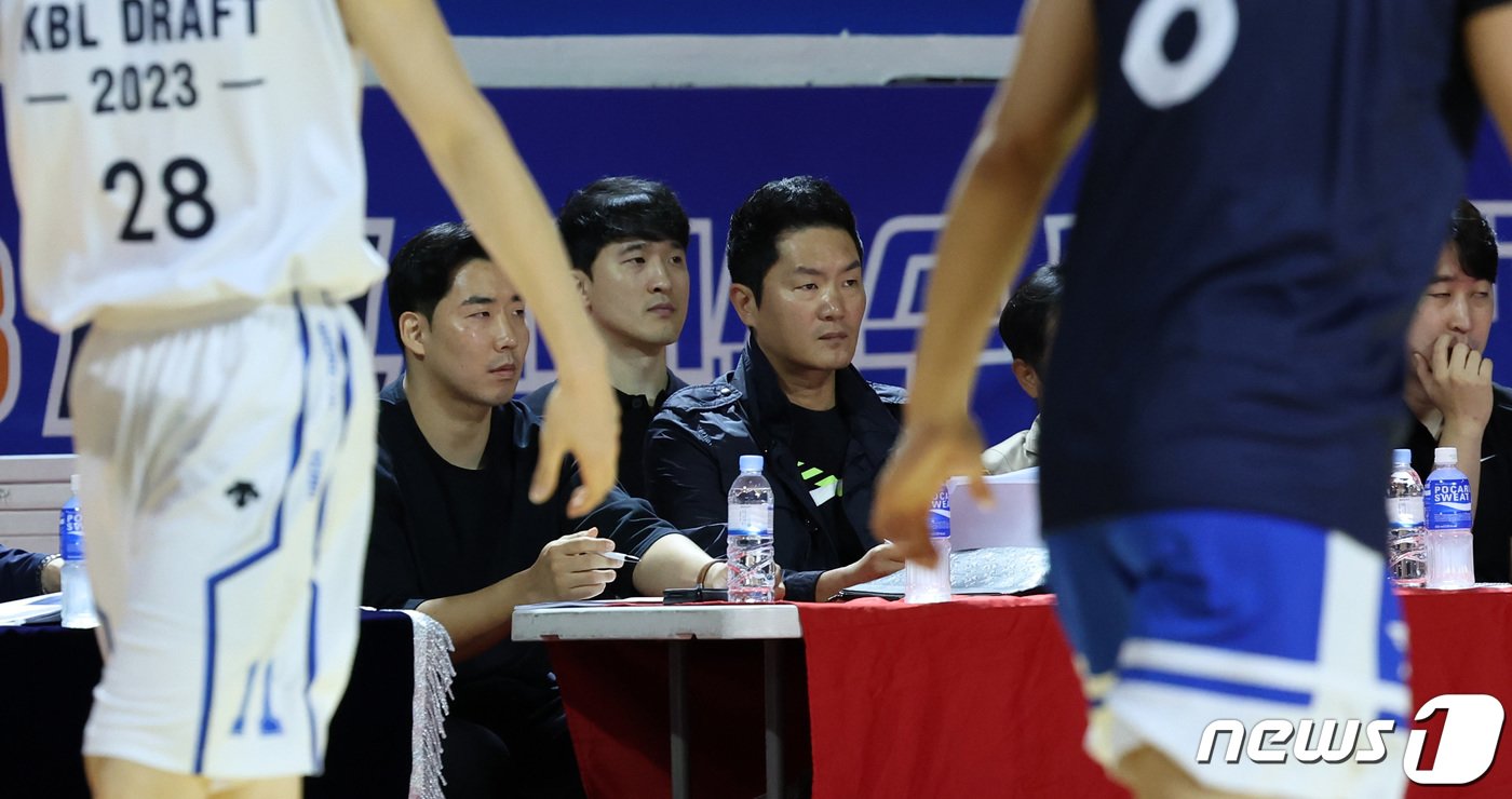 본문 이미지 - 전희철 서울 SK 나이츠 감독이 21일 서울 송파구 잠실학생체육관에서 열린 2023 KBL 신인선수 트라이아웃에서 선수들의 플레이를 지켜보고 있다. 2023.9.21/뉴스1 ⓒ News1 김성진 기자