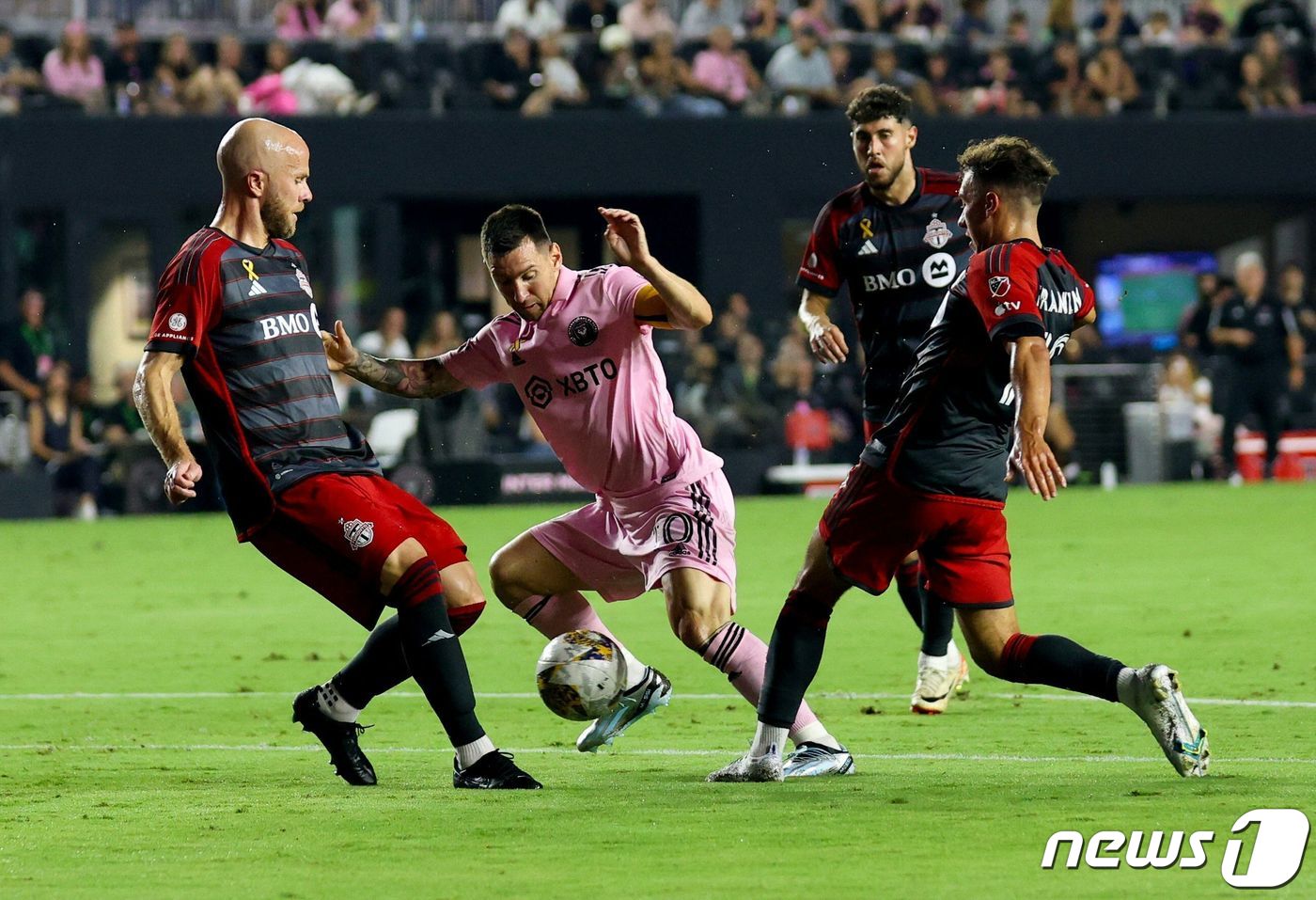 (포트 로더데일 AFP=뉴스1) 우동명 기자 = 인터 마이애미의 리오넬 메시가 20일(현지시간) 플로리다주 포트 로더데일의 DRV PNK 스타디움에서 열린 MLS 토론토FC와 경기 …