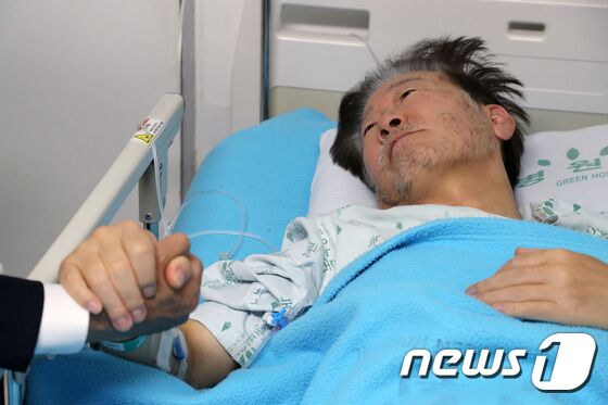 이재명 더불어민주당 대표가 21일 오전 서울 중랑구 녹색병원에 마련된 자신의 병실을 찾은 박광온 원내대표와 손을 잡고 대화하고 있다. 2023.9.21/뉴스1 © News1 국회사진취재단