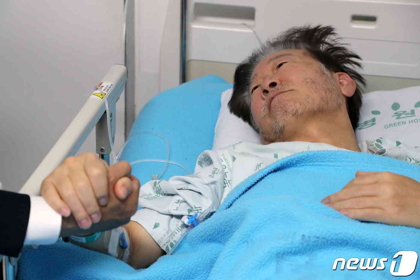 이재명 더불어민주당 대표가 21일 오전 서울 중랑구 녹색병원에 마련된 자신의 병실에 누워 있다. 2023.9.21/뉴스1 © News1 국회사진취재단