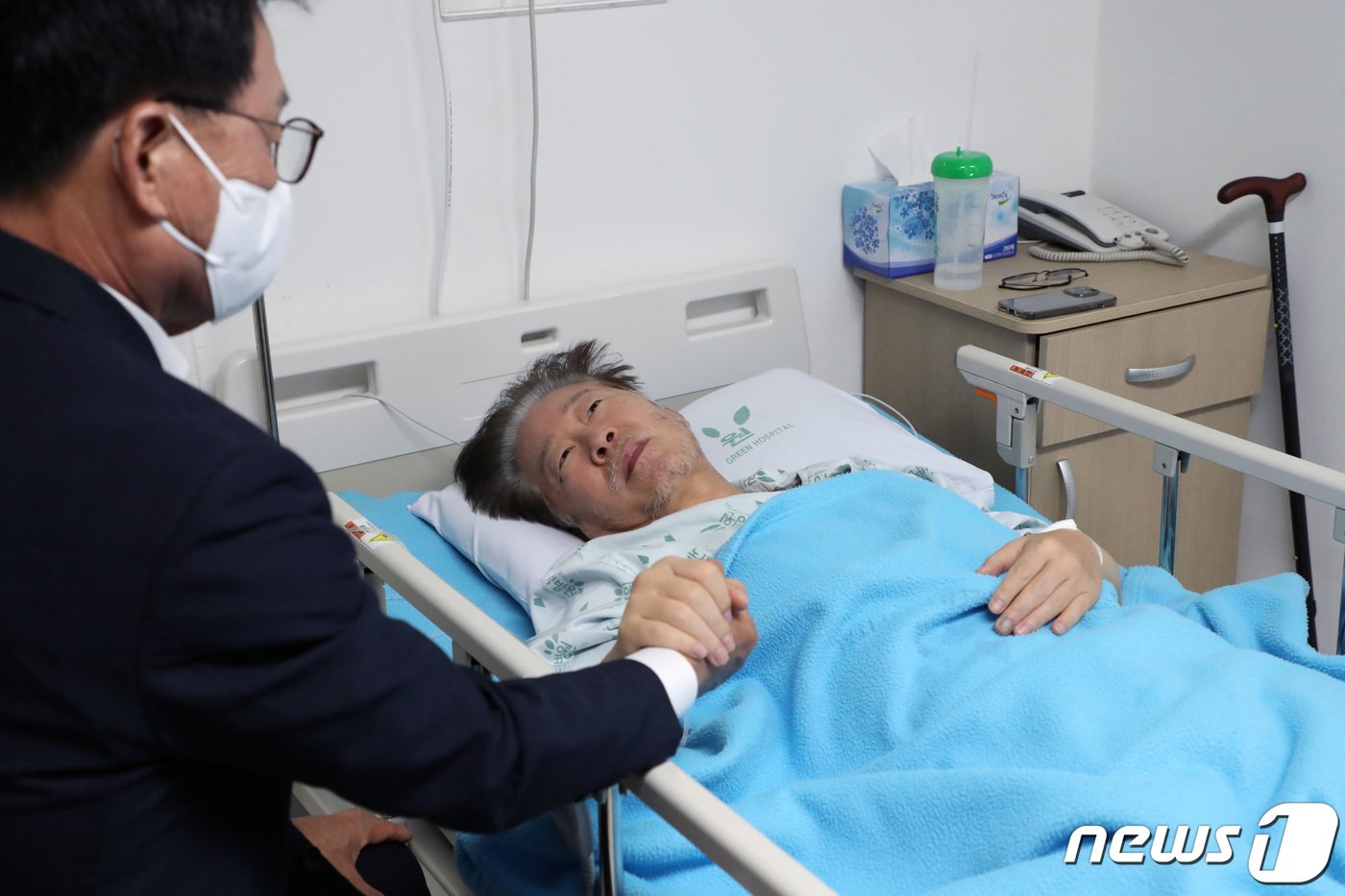 본문 이미지 - 박광온 더불어민주당 원내대표가 21일 오전 서울 중랑구 녹색병원을 찾아 단식 중인 이재명 대표의 손을 잡고 대화하고 있다. 2023.9.21/뉴스1 ⓒ News1 국회사진취재단