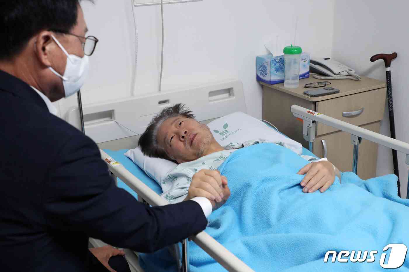 박광온 더불어민주당 원내대표가 21일 오전 서울 중랑구 녹색병원을 찾아 단식 중인 이재명 대표의 손을 잡고 대화하고 있다. 2023.9.21/뉴스1 © News1 국회사진취재단