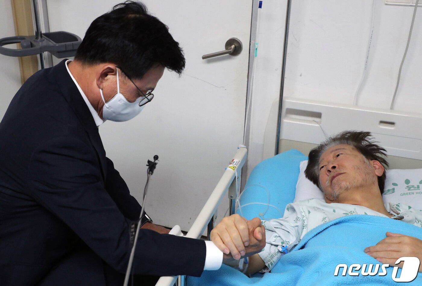 본문 이미지 - 박광온 더불어민주당 원내대표가 21일 오전 서울 중랑구 녹색병원을 찾아 단식 중인 이재명 대표의 손을 잡고 대화하고 있다. 2023.9.21/뉴스1 ⓒ News1 국회사진취재단