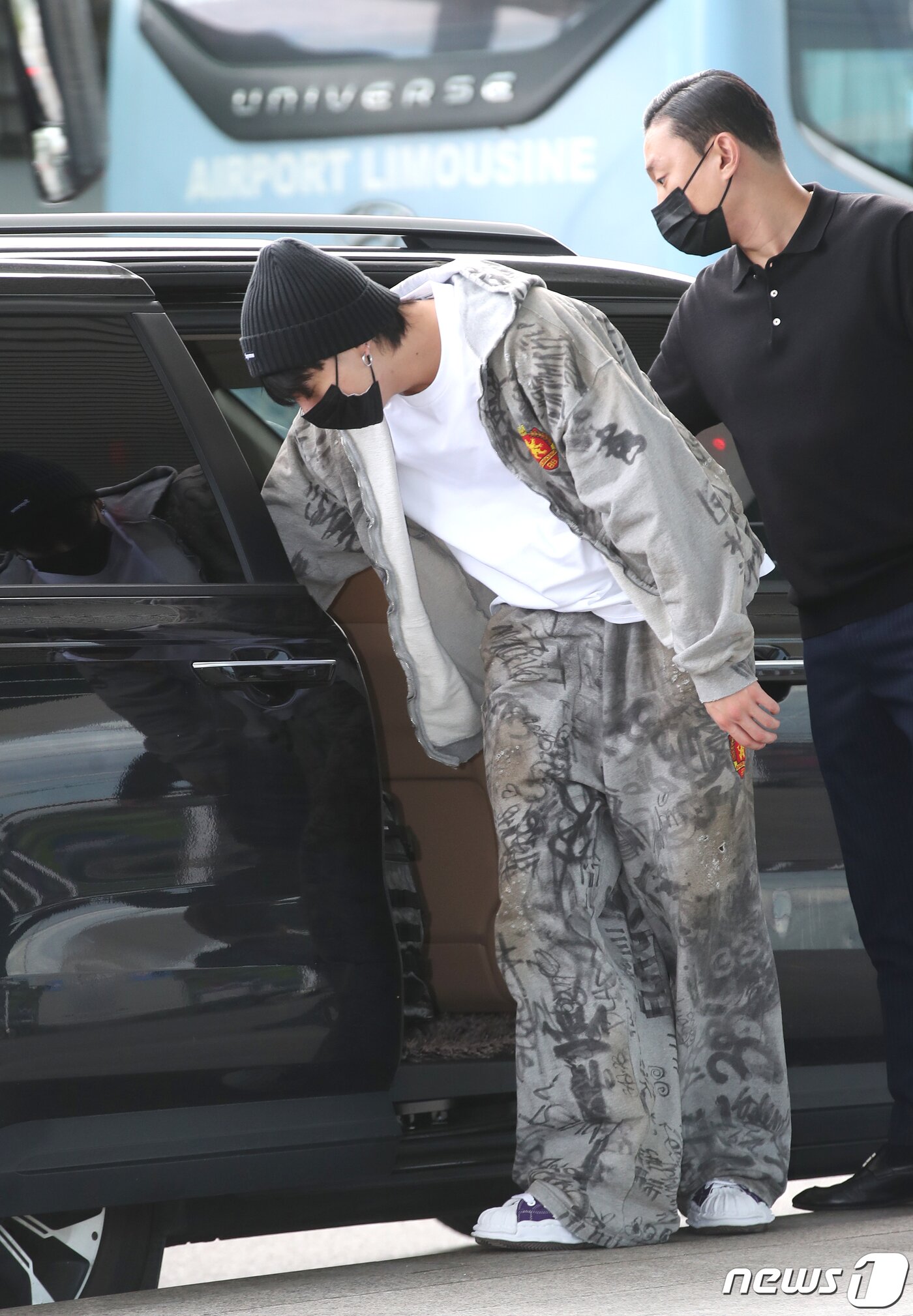 본문 이미지 - 방탄소년단(BTS) 정국이 해외 일정을 위해 21일 인천국제공항에 도착해 미국 뉴욕으로 출국하기 위해 차에서 내리고 있다. ⓒ News1 권현진 기자