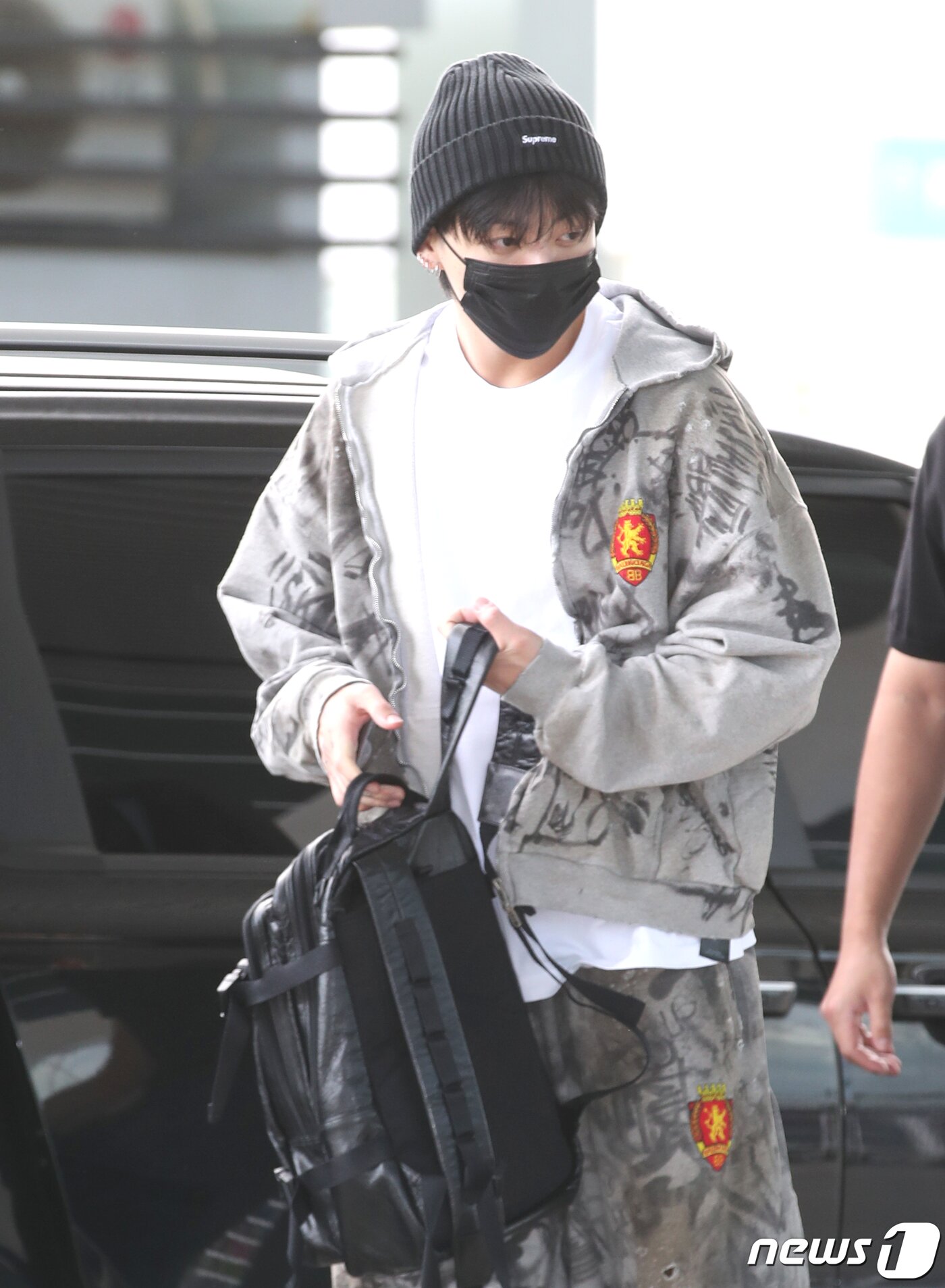 본문 이미지 - 방탄소년단(BTS) 정국이 해외 일정을 위해 21일 인천국제공항에 도착해 미국 뉴욕으로 출국하고 있다. ⓒ News1 권현진 기자