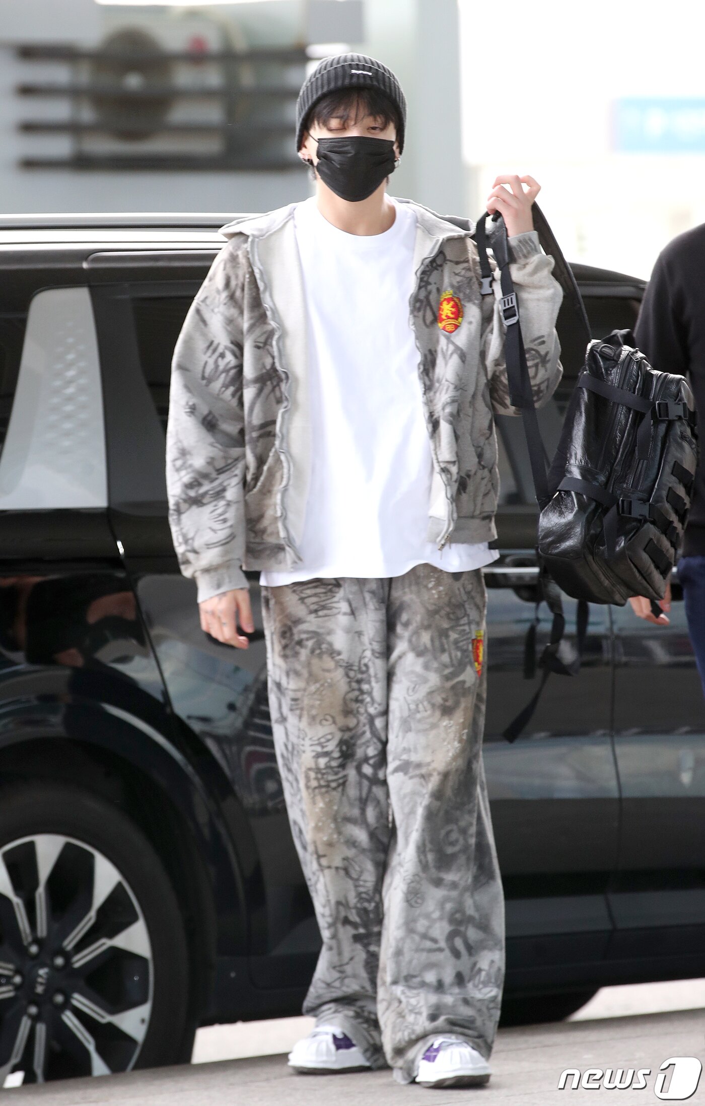 본문 이미지 - 방탄소년단(BTS) 정국이 해외 일정을 위해 21일 인천국제공항을 통해 미국 뉴욕으로 출국하고 있다. ⓒ News1 권현진 기자