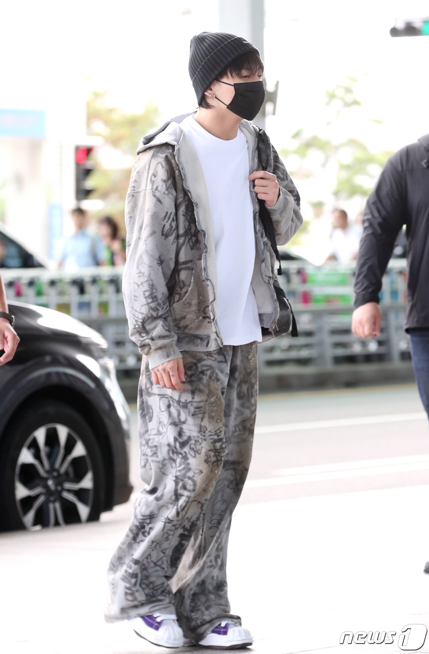 본문 이미지 - 방탄소년단(BTS) 정국이 해외 일정을 위해 21일 인천국제공항에 도착해 미국 뉴욕으로 출국하고 있다. ⓒ News1 권현진 기자