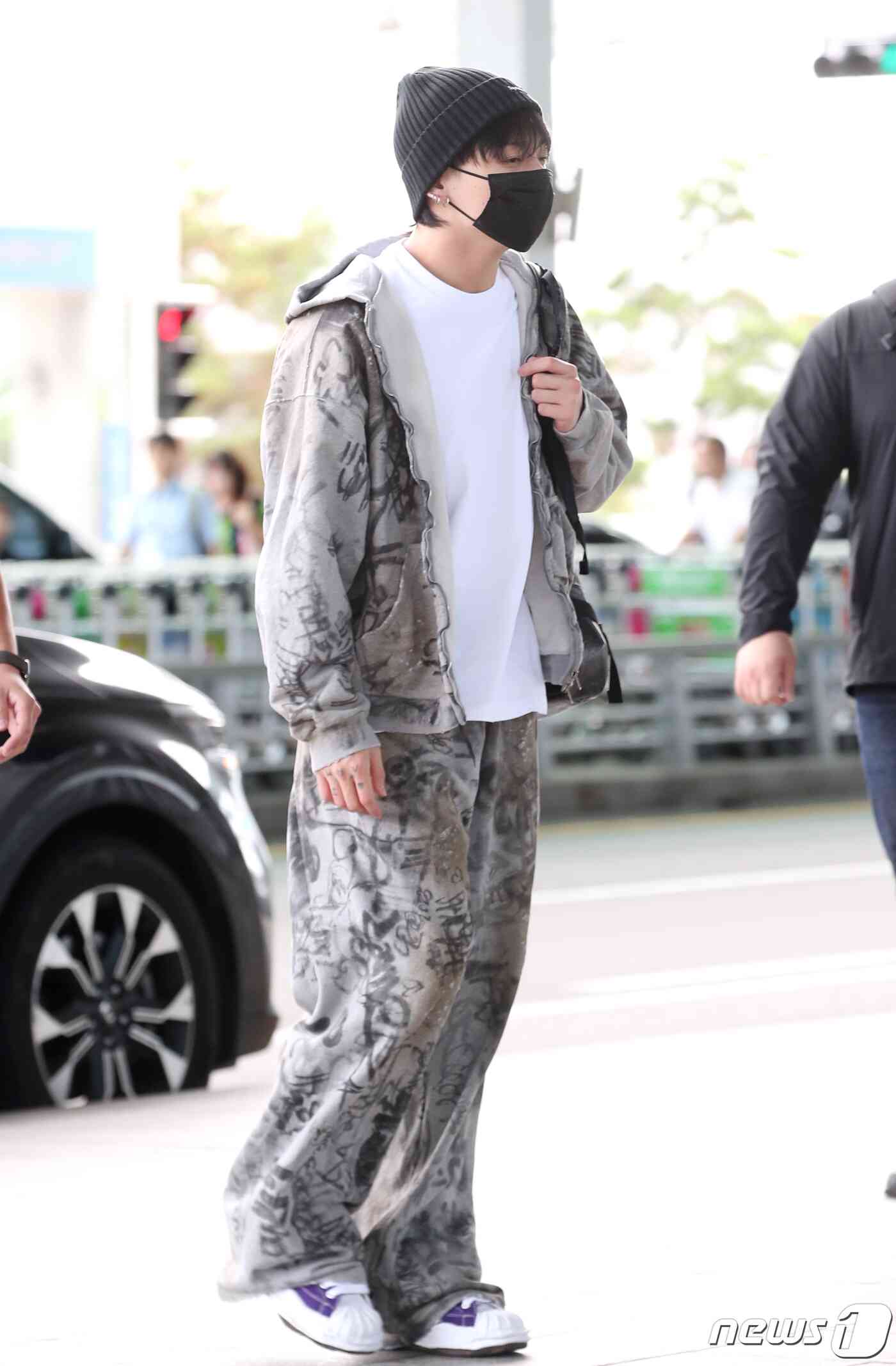 방탄소년단(BTS) 정국이 해외 일정을 위해 21일 인천국제공항에 도착해 미국 뉴욕으로 출국하고 있다. © News1 권현진 기자