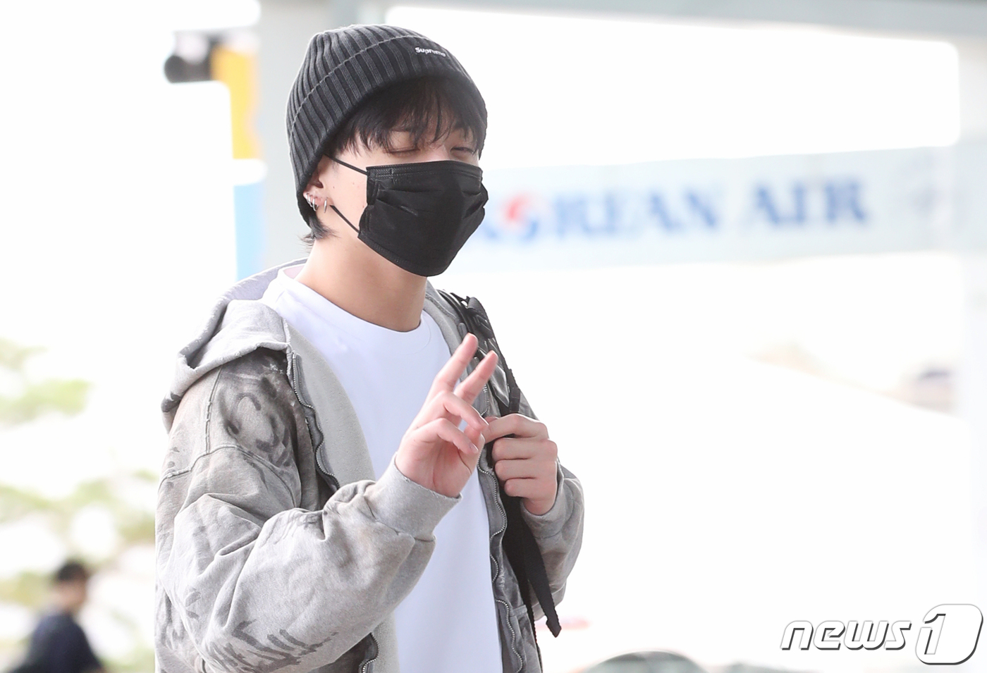 (인천공항=뉴스1) 권현진 기자 = 방탄소년단(BTS) 정국이 해외 일정을 위해 21일 인천국제공항에 도착해 미국 뉴욕으로 출국하고 있다. 2023.9.21/뉴스1