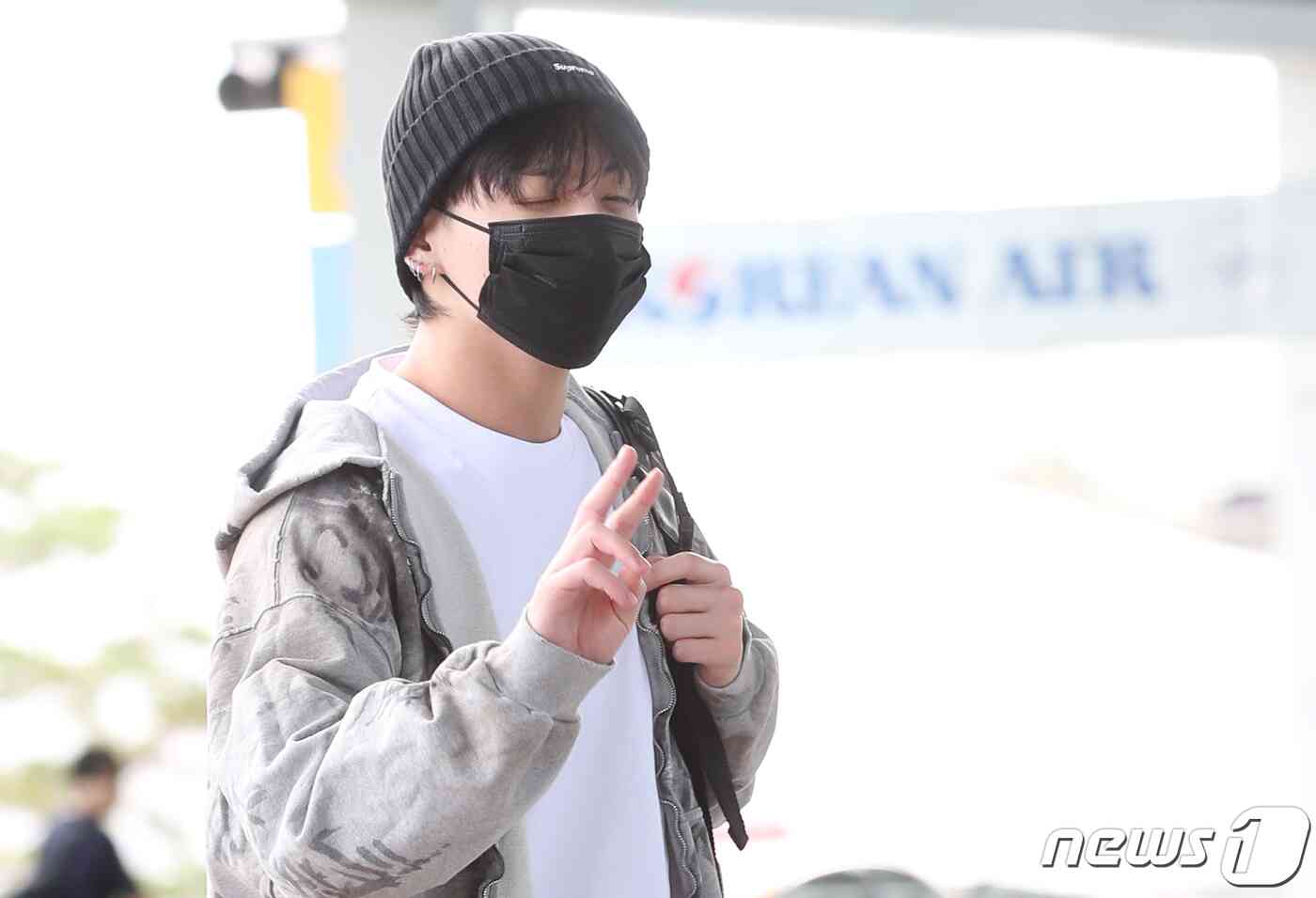 방탄소년단(BTS) 정국이 해외 일정을 위해 21일 인천국제공항에 도착해 미국 뉴욕으로 출국하며 브이를 그리고 있다. © News1 권현진 기자