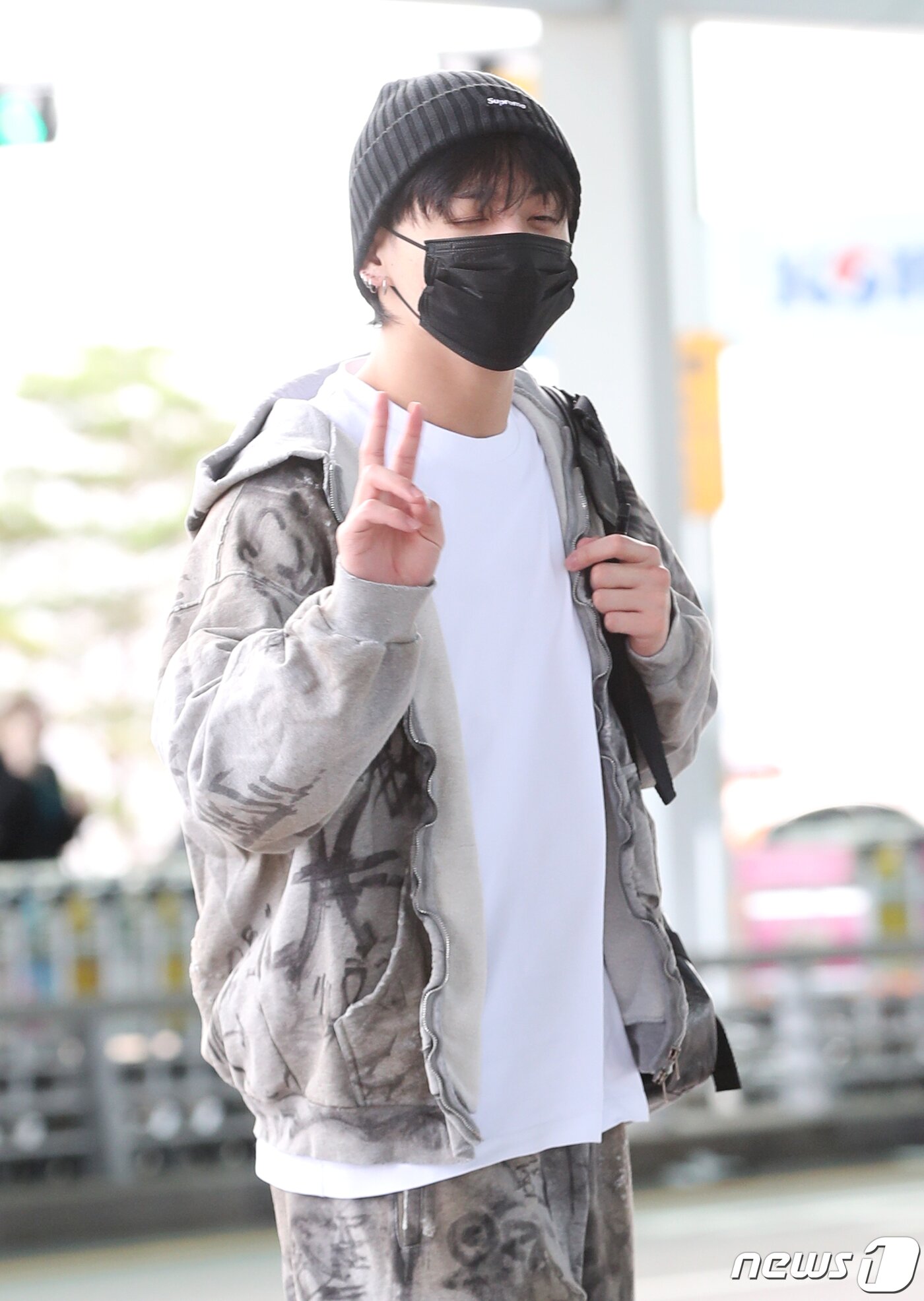 본문 이미지 - 방탄소년단(BTS) 정국이 해외 일정을 위해 21일 인천국제공항에 도착해 미국 뉴욕으로 출국하고 있다. ⓒ News1 권현진 기자