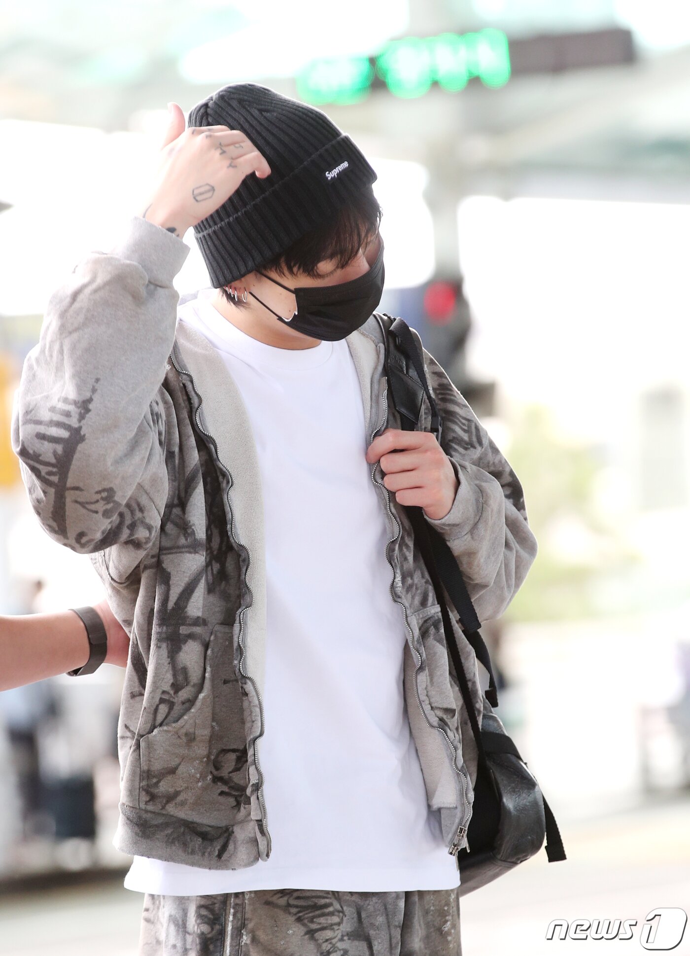 본문 이미지 - 방탄소년단(BTS) 정국이 해외 일정을 위해 21일 인천국제공항에 도착해 미국 뉴욕으로 출국하며 하트를 보내고 있다. ⓒ News1 권현진 기자