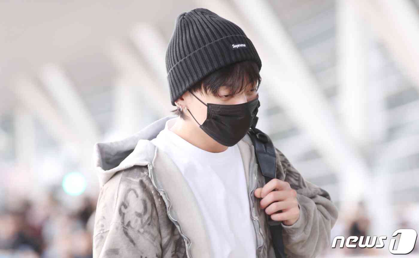 방탄소년단(BTS) 정국이 해외 일정을 위해 21일 인천국제공항에 도착해 미국 뉴욕으로 출국하고 있다. © News1 권현진 기자