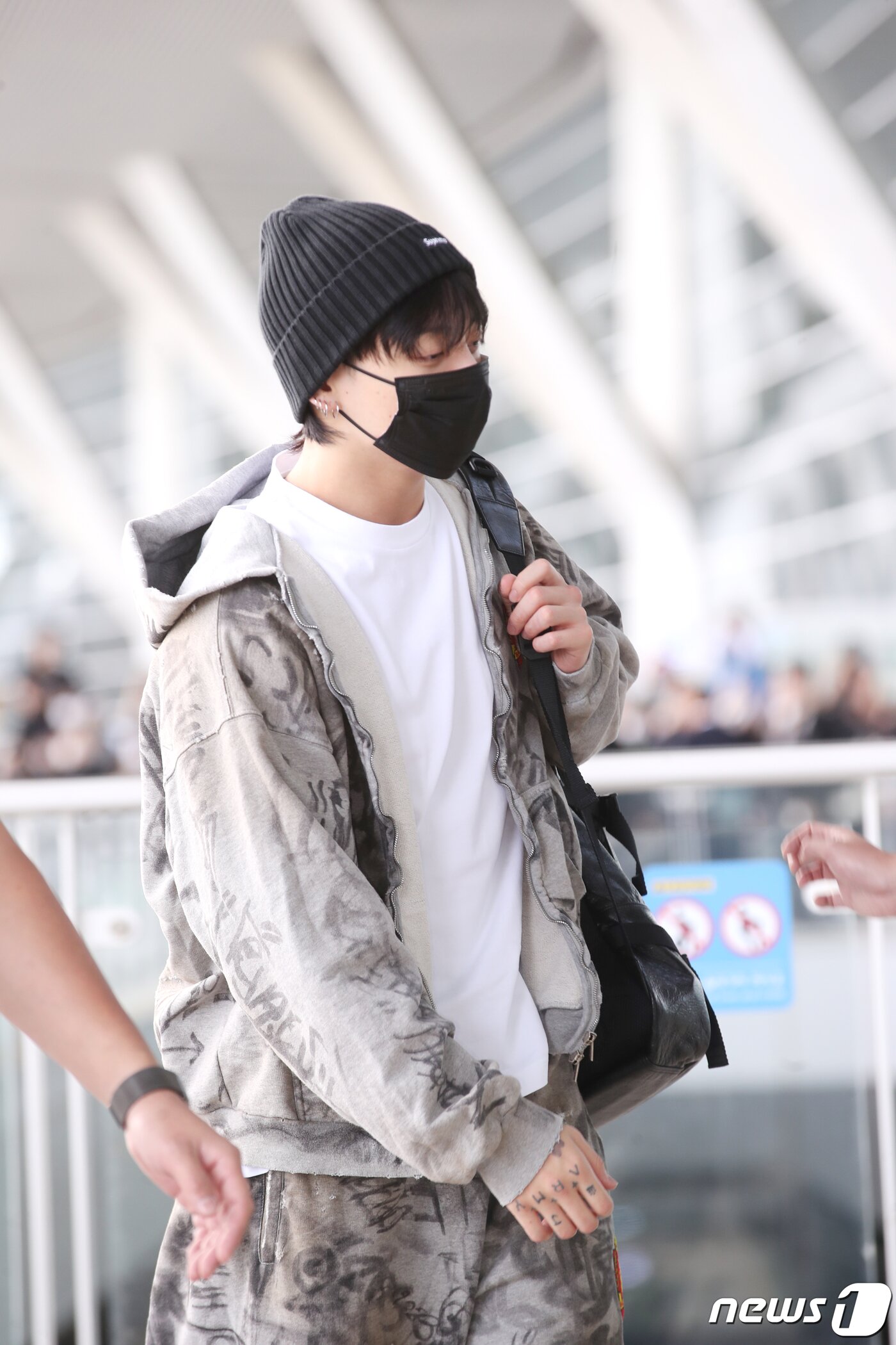 본문 이미지 - 방탄소년단(BTS) 정국이 해외 일정을 위해 21일 인천국제공항에 도착해 미국 뉴욕으로 출국하고 있다. ⓒ News1 권현진 기자