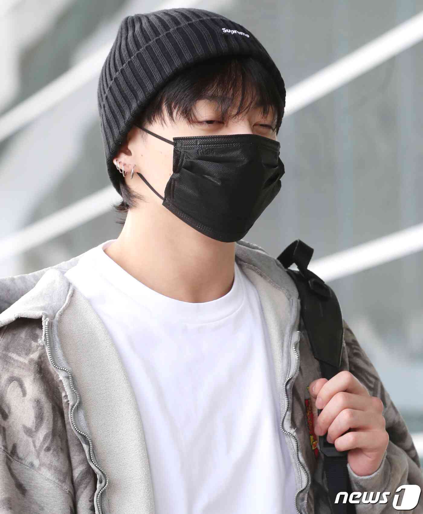 방탄소년단(BTS) 정국의 비몽사몽 출국길이 화제대. © News1 권현진 기자