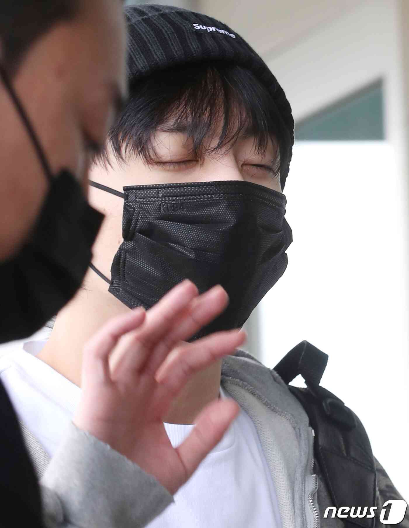 방탄소년단(BTS) 정국이 해외 일정을 위해 21일 인천국제공항에 도착해 미국 뉴욕으로 출국하며 사랑스러운 손 인사를 하고 있다.  © News1 권현진 기자