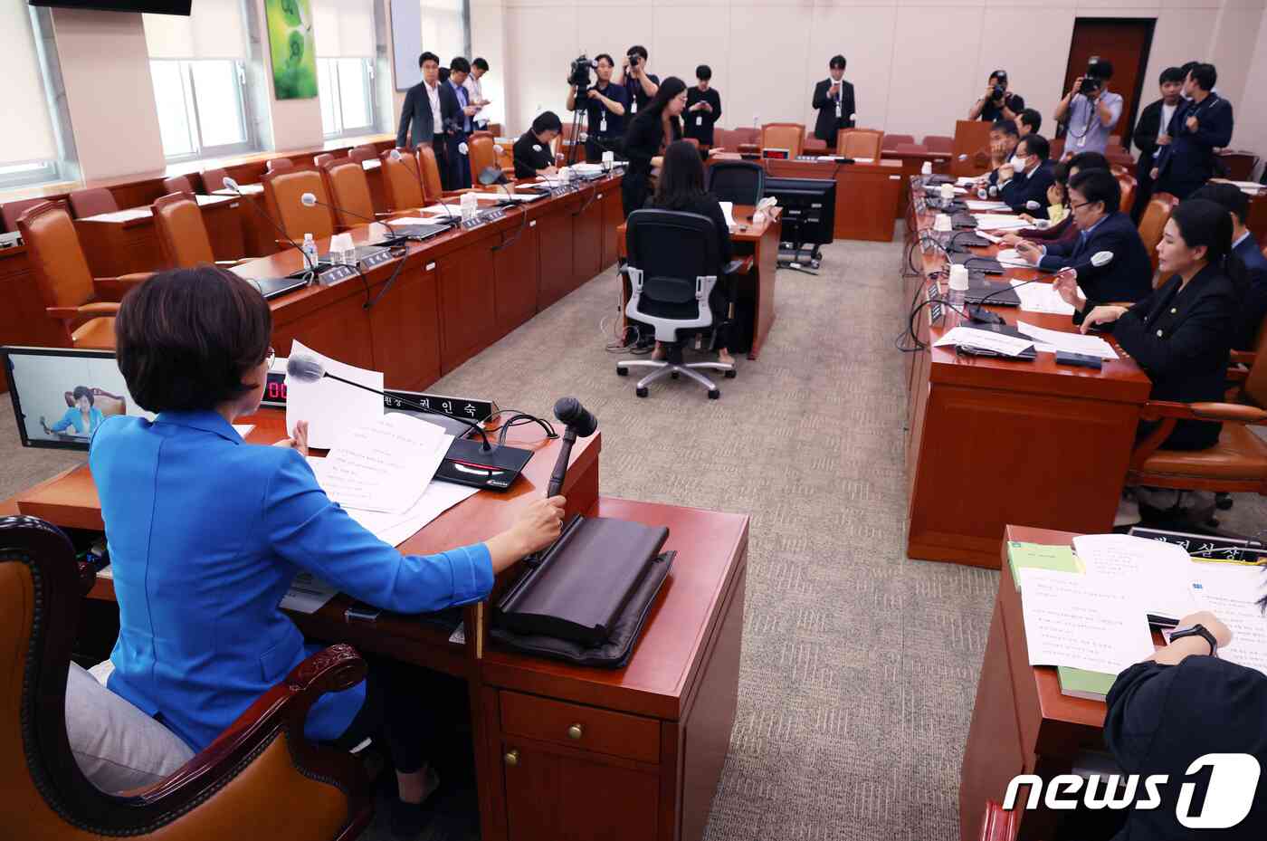 권인숙 국회 여가위 위원장이 21일 서울 여의도 국회에서 열린 여성가족위원회 전체회의를 주재하고 있다. 이날 국민의힘 의원들은 여가위에 불참해 자리가 비어 있다. 2023.09.21/뉴스1 © News1 송원영 기자