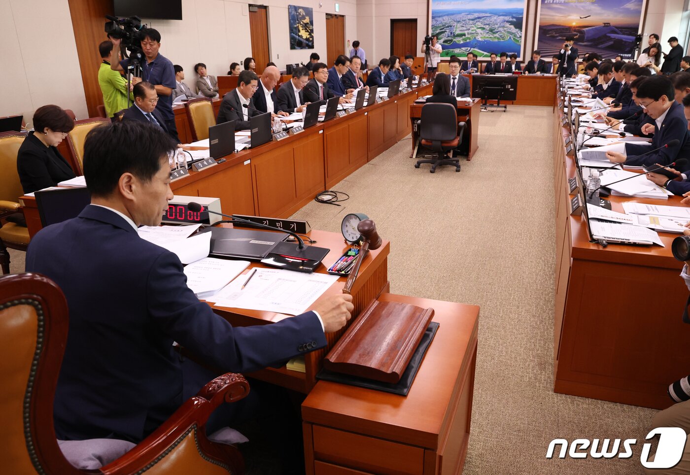 본문 이미지 - 김민기 국회 국토교통위 위원장이 21일 서울 여의도 국회에서 열린 국토교통위원회 전체회의를 주재하고 있다. 2023.09.21/뉴스1 ⓒ News1 송원영 기자