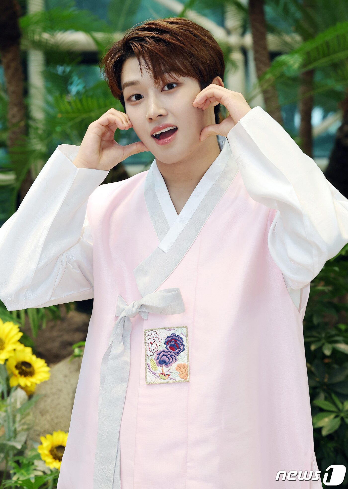 본문 이미지 - 아이돌 그룹 더윈드의 신재원이 서울 종로구 뉴스1 사옥에서 진행된 인터뷰에 앞서 한복을 입고 추석인사를 전하고 있다. 2023.9.29/뉴스1 ⓒ News1 김진환 기자