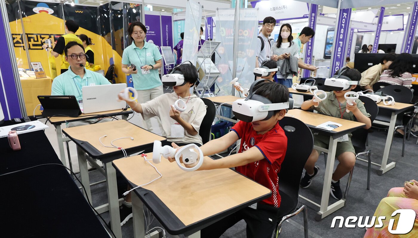 본문 이미지 - 에듀테크 코리아 박람회를 찾은 학생들이 VR기술을 이용한 수업을 체험하고 있다. (사진은 기사 내용과 무관함) / 뉴스1 ⓒ 뉴스1 박지혜 기자