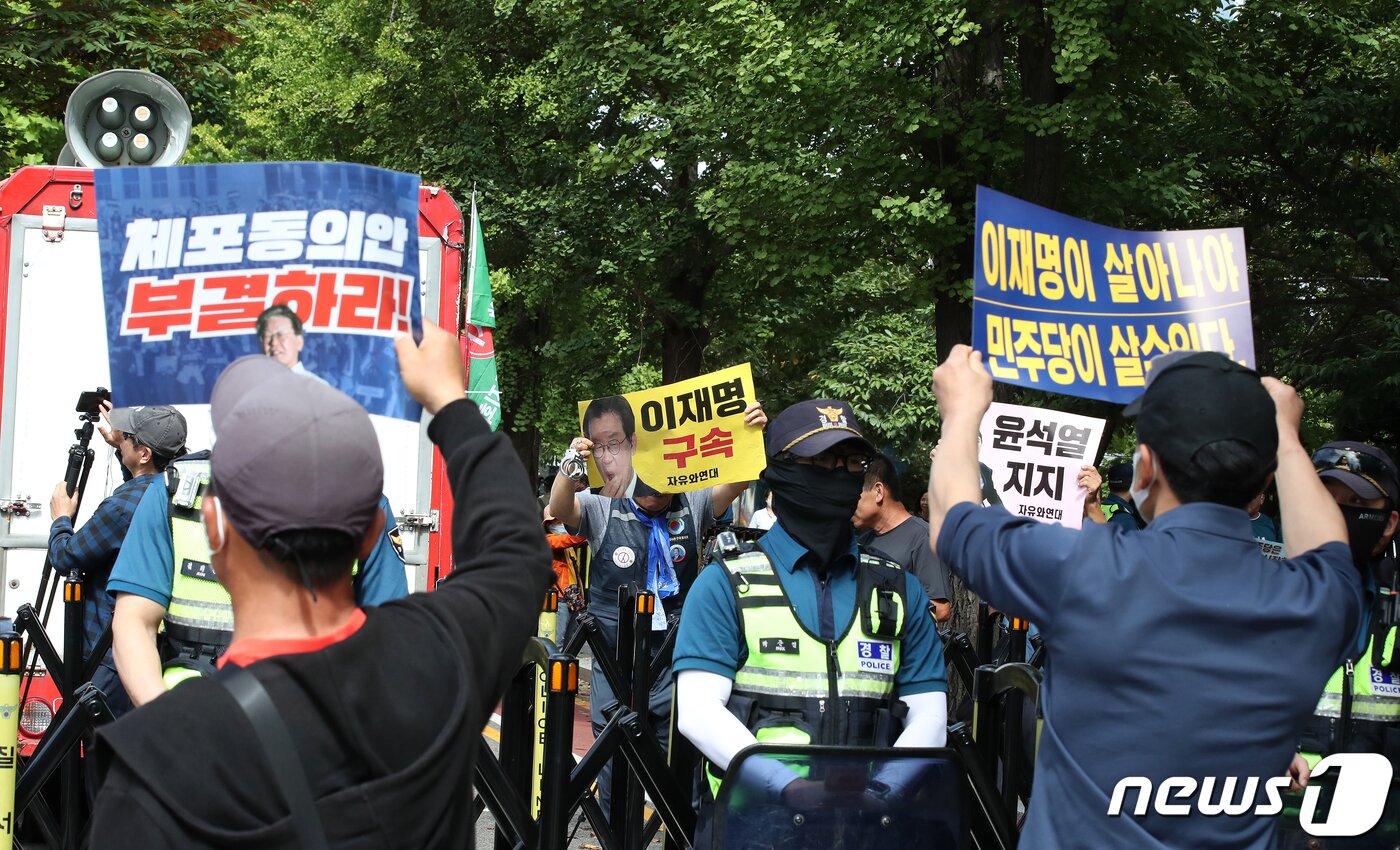 본문 이미지 - 이재명 더불어민주당 대표 체포동의안 표결을 앞둔 21일 오전 서울 여의도 국회 앞에서 이재명 더불어민주당 체포동의안 가결을 촉구하는 집회, 부결을 촉구하는 집회 참가자들이 각각 피켓팅을 하고 있다.  2023.9.21/뉴스1 ⓒ News1 이승배 기자