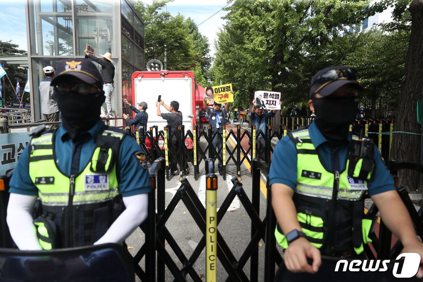 본문 이미지 - 이재명 더불어민주당 대표 체포동의안 표결을 앞둔 21일 오전 서울 여의도 국회 앞에서 이재명 더불어민주당 대표 체포동의안 가결을 촉구하는 집회 참가자들이 피켓팅을 하고 있다. 2023.9.21/뉴스1 ⓒ News1 이승배 기자