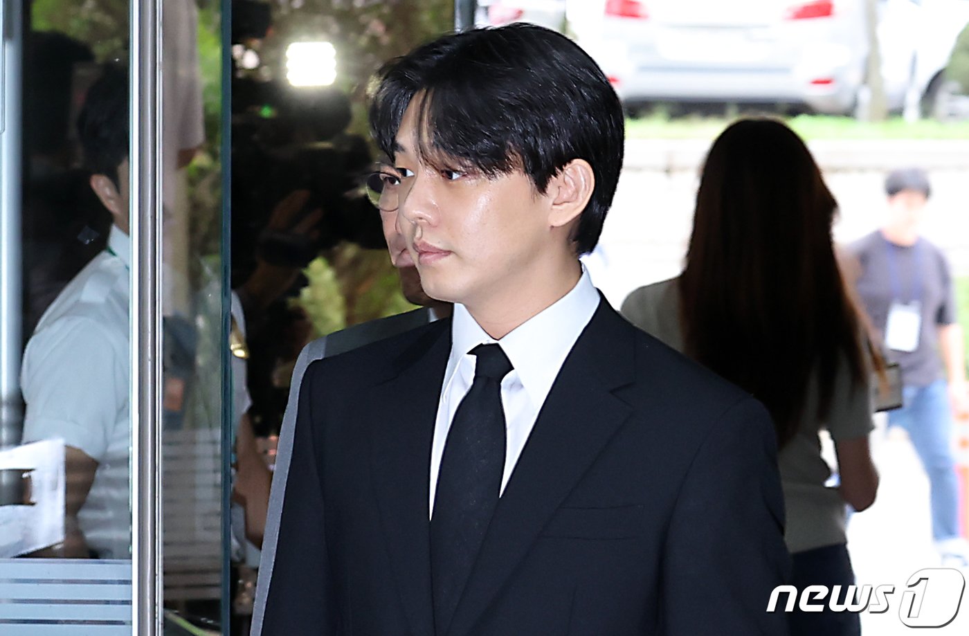 본문 이미지 - 마약 상습 투약 혐의를 받는 배우 유아인(본명 엄홍식)이 21일 오전 서울 서초동 서울중앙지방법원에서 열린 구속 전 피의자심문(영장실질심사)에 출석하고 있다. 2023.9.21/뉴스1 ⓒ News1 박정호 기자