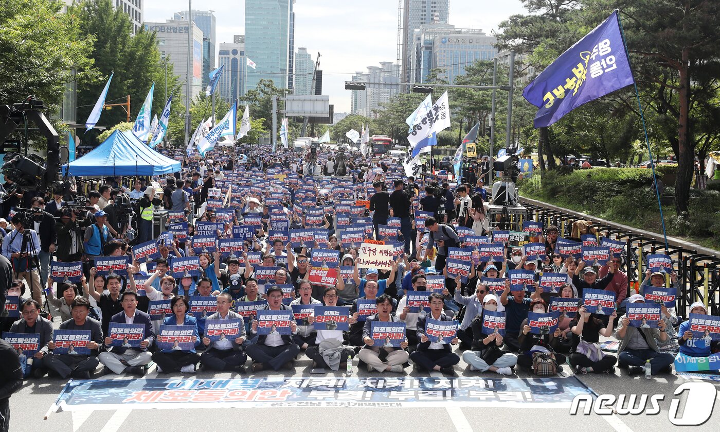본문 이미지 - 이재명 더불어민주당 대표 체포동의안 표결을 앞둔 21일 오전 서울 여의도 국회 앞에서 열린 이재명 더불어민주당 대표 체포동의안 부결 촉구 집회 참가자들이 피켓팅을 하고 있다. 2023.9.21/뉴스1 ⓒ News1 이승배 기자