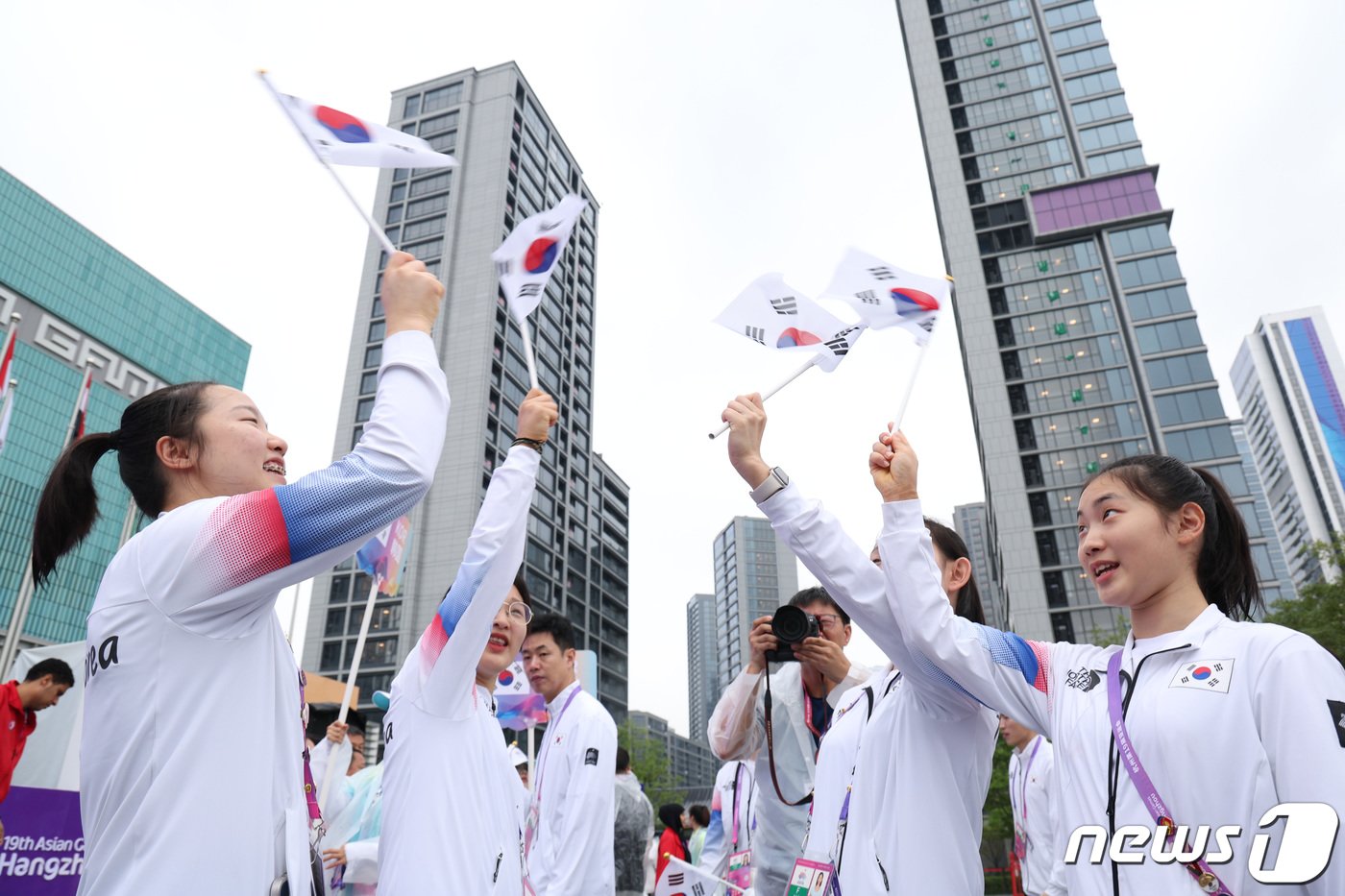 2022 항저우 아시안게임 기계체조 선수들이 21일 오전 중국 항저우 아시안게임 선수촌 내 국기광장에서 열린 입촌식에서 태극기를 흔들며 파이팅을 외치고 있다. 2023.9.21/뉴스1 ⓒ News1 신웅수 기자