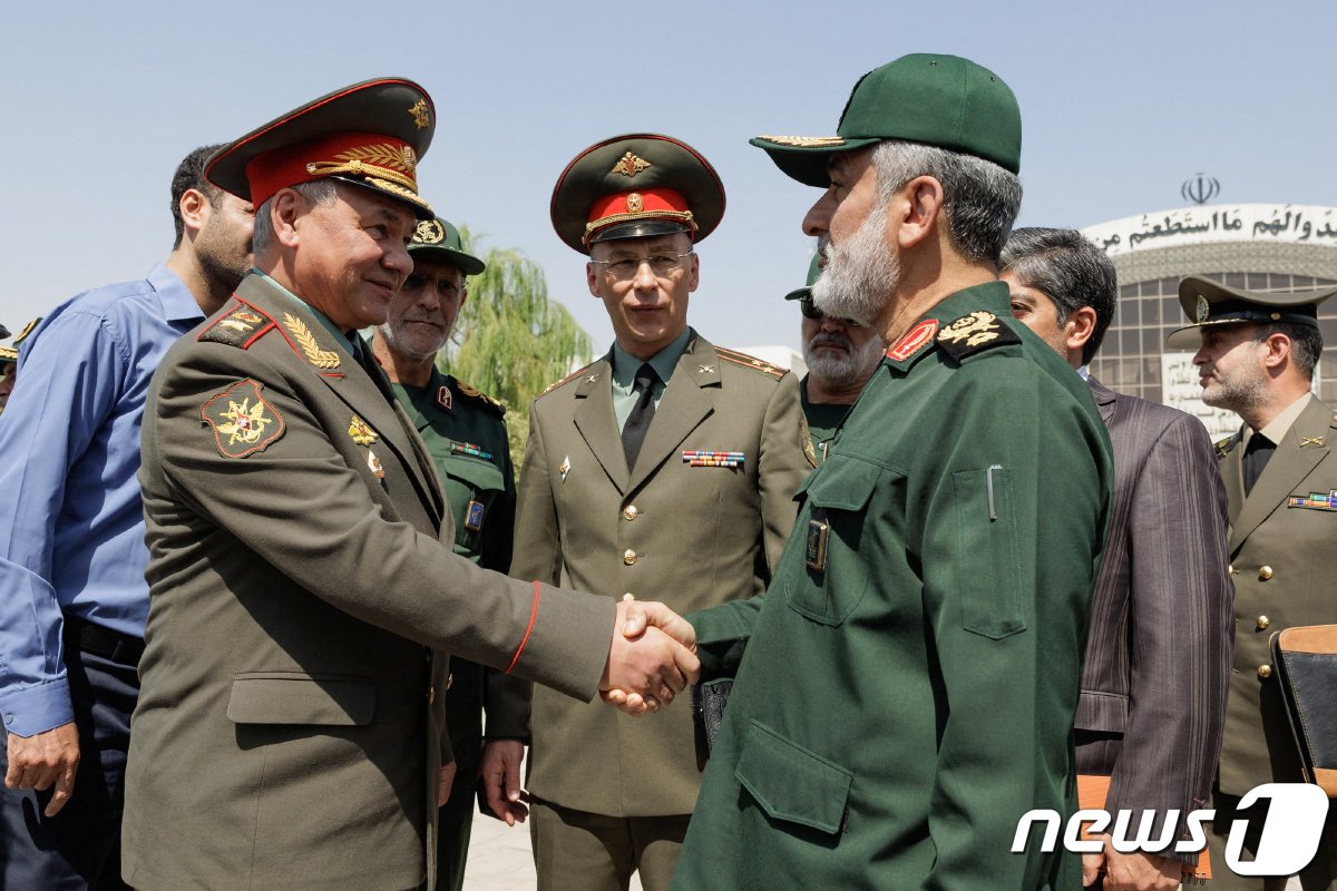본문 이미지 - 세르게이 쇼이구 러시아 국방장관이 20일(현지시간) 테헤란에서 아미르 알리 하지자데 이란 혁명수비대 우주군 사령관과 악수를 하고 있다. 2023.9.21 ⓒ 로이터=뉴스1 ⓒ News1 우동명 기자