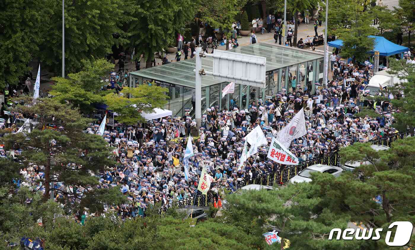 이재명 더불어민주당 대표 체포동의안 표결을 앞둔 21일 오후 서울 여의도 국회 앞에서 이재명 더불어민주당 대표 체포동의안 부결을 촉구하는 집회가 열리고 있다. 여야는 이날 오후 국회 본회의를 열고 이 대표에 대한 체포동의안 무기명 투표에 나선다. 2023.9.21/뉴스1 © News1 이승배 기자