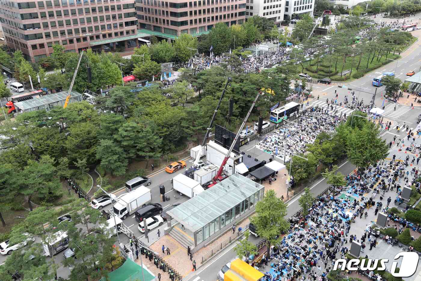 이재명 더불어민주당 대표 체포동의안 표결을 앞둔 21일 오후 서울 여의도 국회 앞에서 이재명 더불어민주당 대표 체포동의안 부결을 촉구하는 집회가 열리고 있다. 여야는 이날 오후 국회 본회의를 열고 이 대표에 대한 체포동의안 무기명 투표에 나선다. 2023.9.21/뉴스1 © News1 이승배 기자