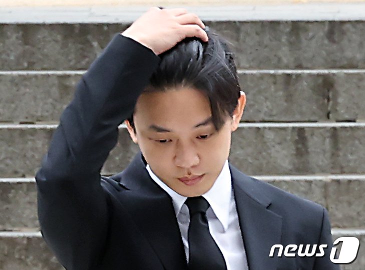 본문 이미지 - 마약 상습 투약 혐의를 받는 배우 유아인(본명 엄홍식)이 21일 오전 서울 서초동 서울중앙지방법원에서 열린 구속 전 피의자심문(영장실질심사)에 출석하고 있다. 2023.9.21/뉴스1 ⓒ News1 박정호 기자