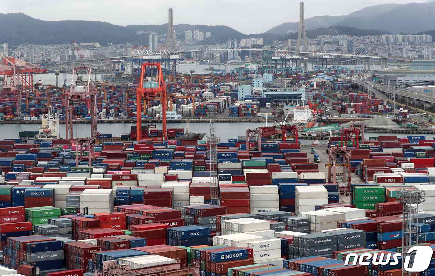 21일 부산항 신선대부두와 감만부두 야적장에 컨테이너가 가득 쌓여 있다. 관세청이 이날 발표한 '9월 1~20일 수출입 현황'에 따르면 수출은 359억5600만달러로 작년 같은 기간보다 9.8% 증가했다. 1∼20일 통계상 수출이 늘어난 것은 지난 6월(5.2%) 이후 석 달 만이다.수입은 364억45000만달러로 1.5% 감소했다. 무역수지는 4억8900만달러 적자를 기록했다. 2023.9.21/뉴스1 © News1 윤일지 기자