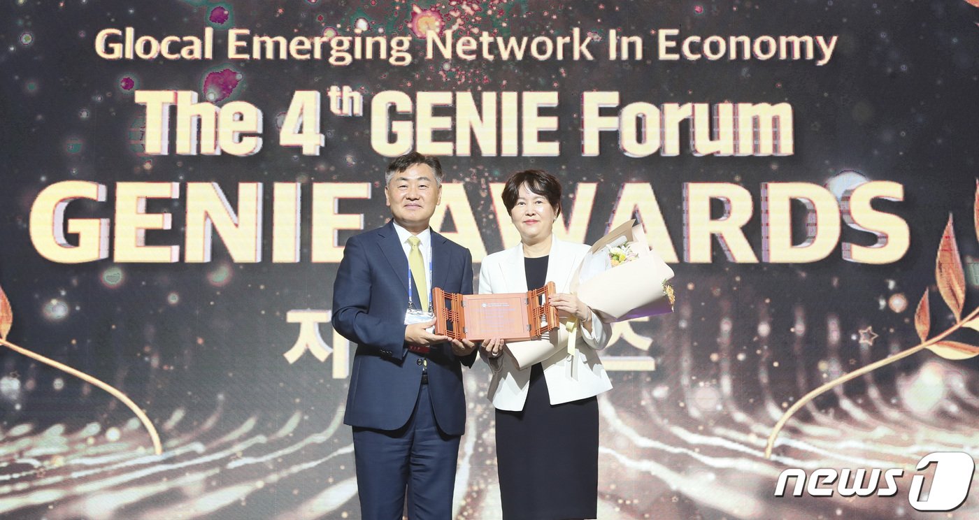 본문 이미지 - 21일 전주 라한호텔에서 열린 제4회 지니(GENIE)포럼 개막식에 김관영 도지사가 로빈 빈스 회장에게 지니어워즈 시상(대리수상자 : 박현주 BNY Mellon 한국대표)을 하고 있다 