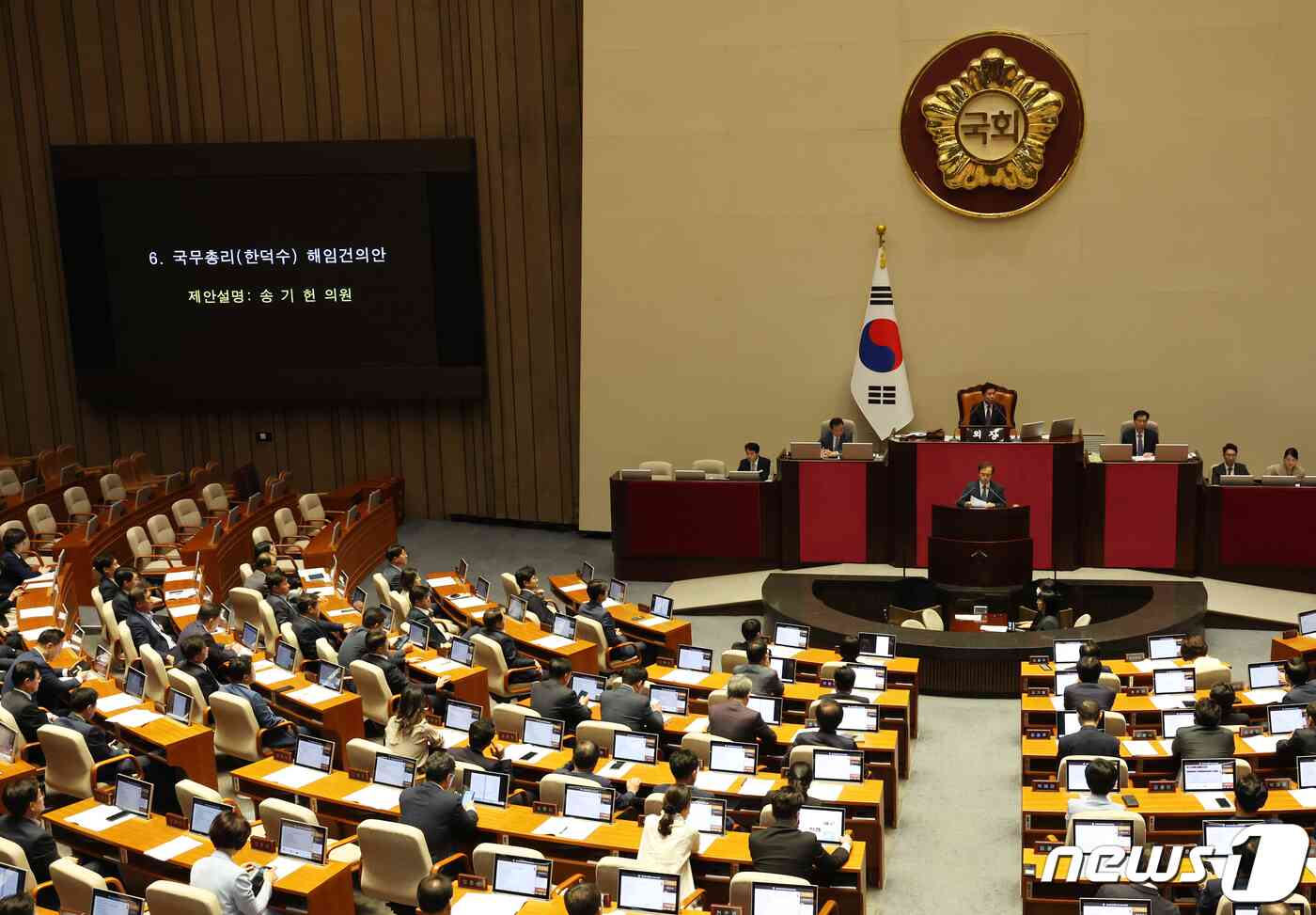 송기헌 더불어민주당 원내수석부대표가 21일 오후 서울 여의도 국회에서 열린 제410회 국회(정기회) 제8차 본회의에서 국무총리(한덕수) 해임건의안에 대한 제안설명을 하고 있다. 2023.9.21/뉴스1 © News1 송원영 기자