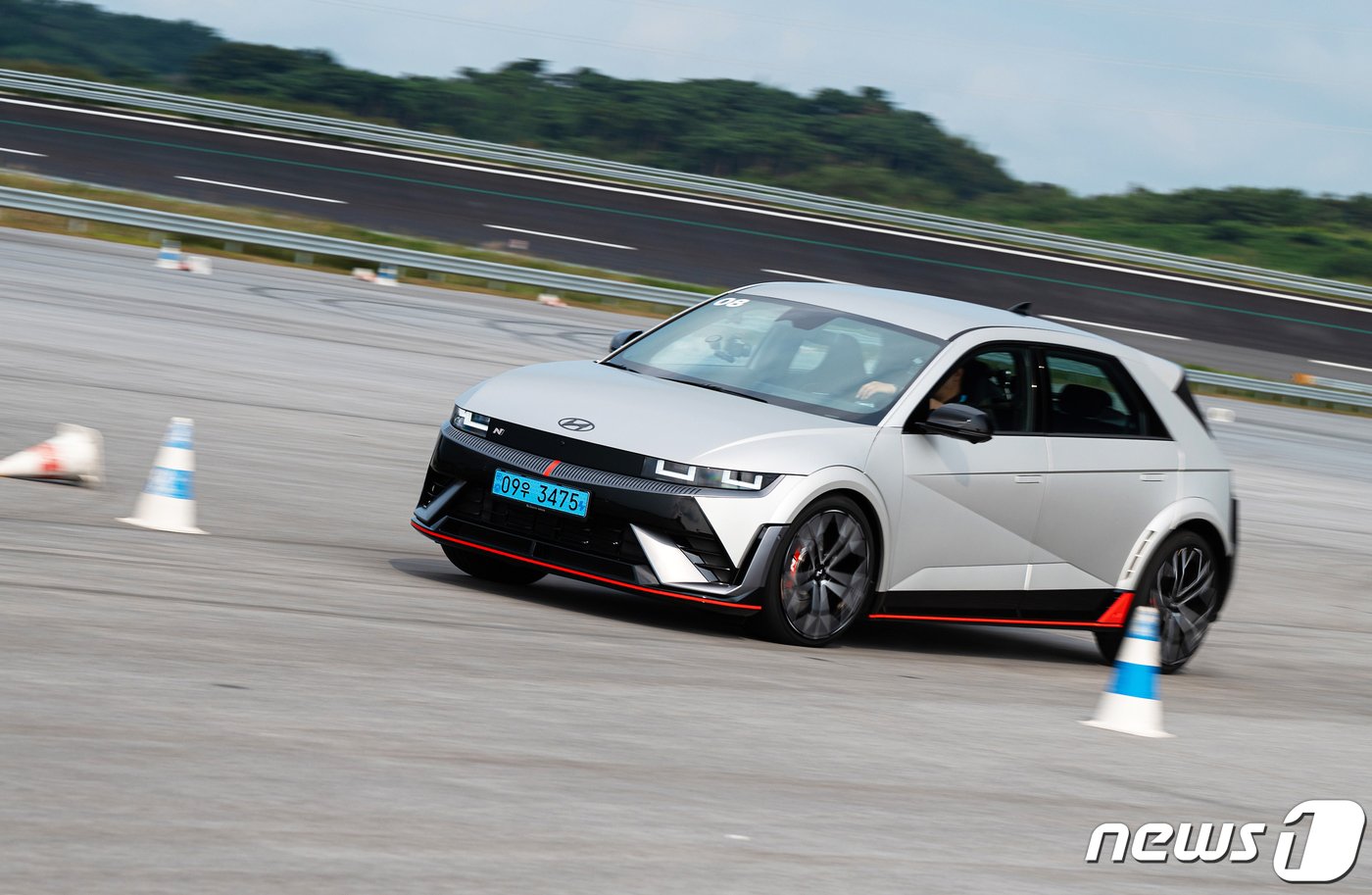 본문 이미지 -  다목적 주행 코스에서 아이오닉5 N의 모습.(현대차 제공)ⓒ 뉴스1
