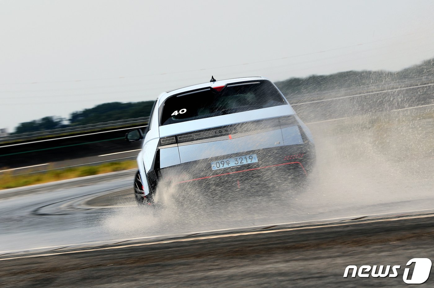본문 이미지 -  드리프트 중인 아이오닉5 N.(현대차 제공)ⓒ 뉴스1