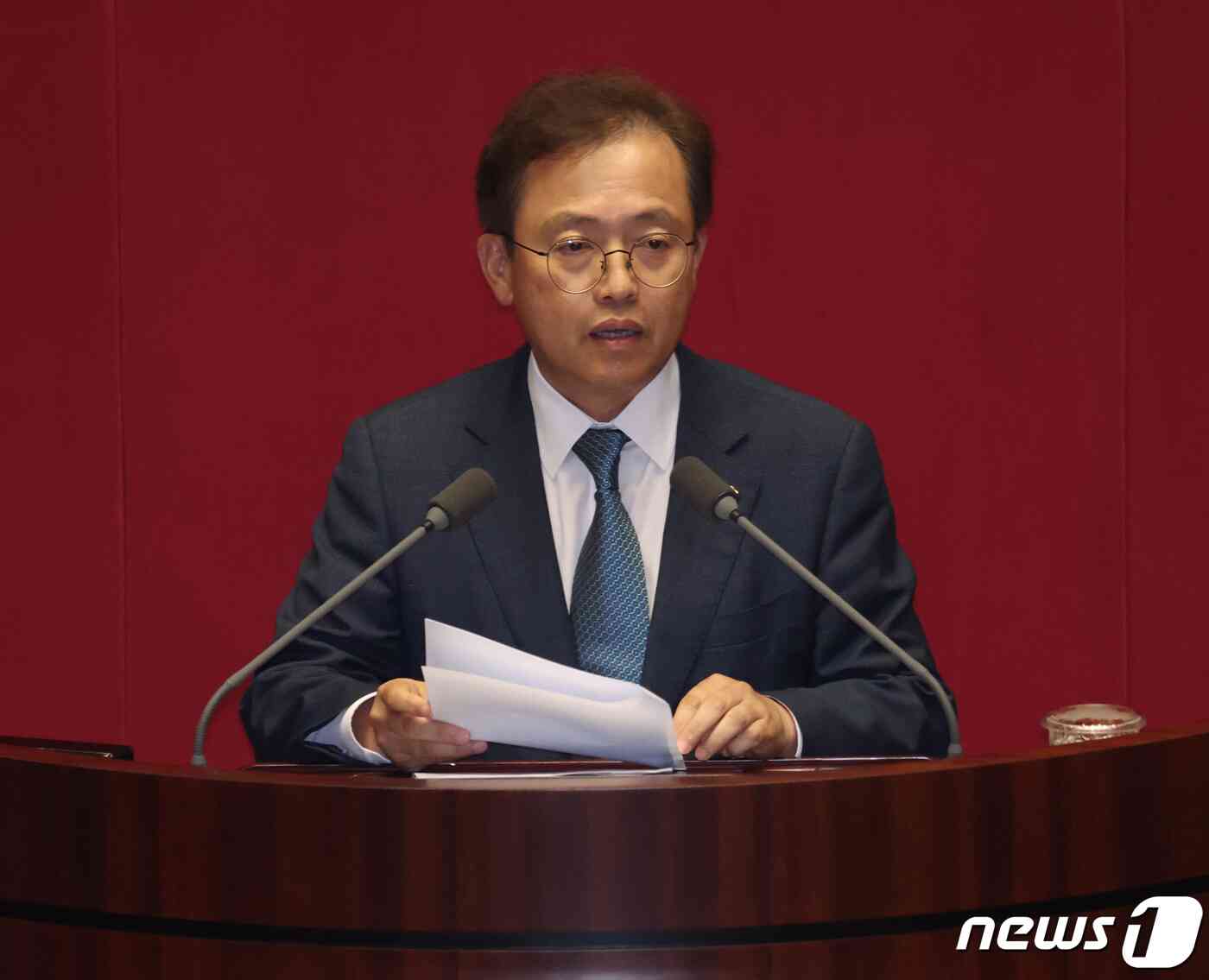 송기헌 더불어민주당 원내수석부대표가 21일 오후 서울 여의도 국회에서 열린 제410회 국회(정기회) 제8차 본회의에서 국무총리(한덕수) 해임건의안에 대한 제안설명을 하고 있다. 2023.9.21/뉴스1 © News1 송원영 기자