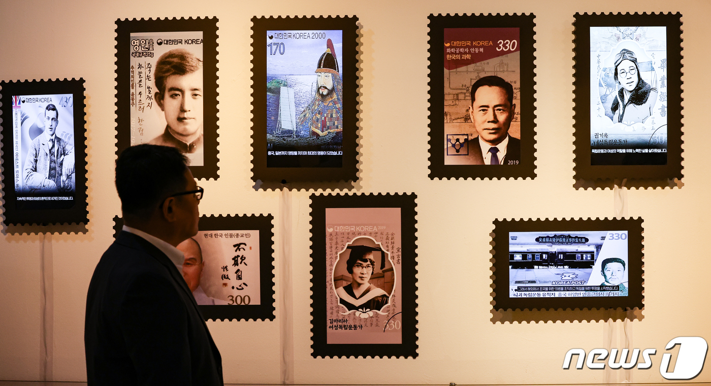 (서울=뉴스1) 허경 기자 = 21일 서울 종로구 세종문화회관에서 열린 대한민국 우표전시회에서 관람객들이 전시물을 살펴보고 있다. 이번 전시회는 '대한민국 우표 이야기'를 주제로 …