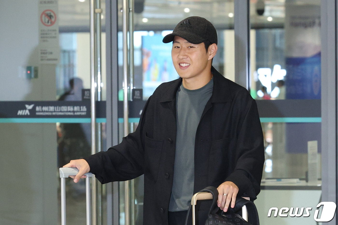 본문 이미지 - 2022 항저우 아시안게임 축구대표팀 이강인이 21일 오후 중국 항저우 샤오산 국제공항을 통해 입국하고 있다. 이강인은 이날 귀국 직후 태국과의 조별리그 2차전 장소로 이동할 예정이다. 2023.9.21/뉴스1 ⓒ News1 신웅수 기자