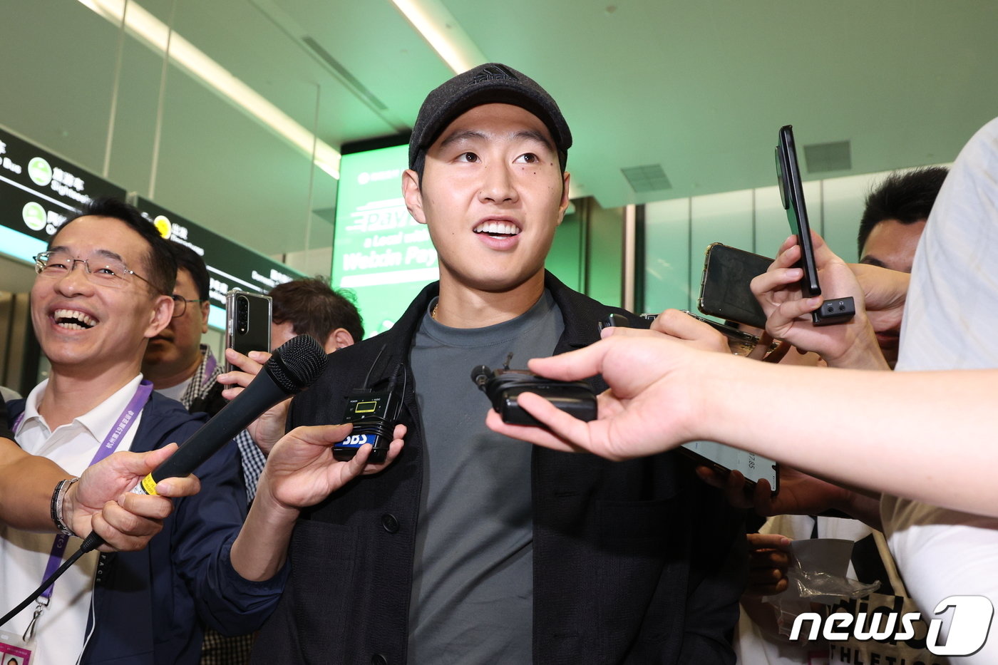 본문 이미지 - 2022 항저우 아시안게임 축구대표팀 이강인이 21일 오후 중국 항저우 샤오산 국제공항을 통해 입국하고 있다. 이강인은 이날 입국 직후 태국과의 조별리그 2차전 장소로 이동할 예정이다. 2023.9.21/뉴스1 ⓒ News1 신웅수 기자