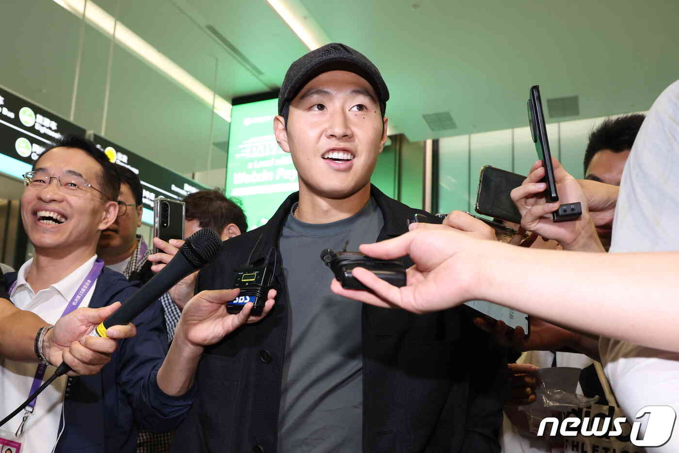 2022 항저우 아시안게임 축구대표팀 이강인이 21일 오후 중국 항저우 샤오산 국제공항을 통해 입국하고 있다. 이강인은 이날 입국 직후 태국과의 조별리그 2차전 장소로 이동할 예정이다. 2023.9.21/뉴스1 © News1 신웅수 기자