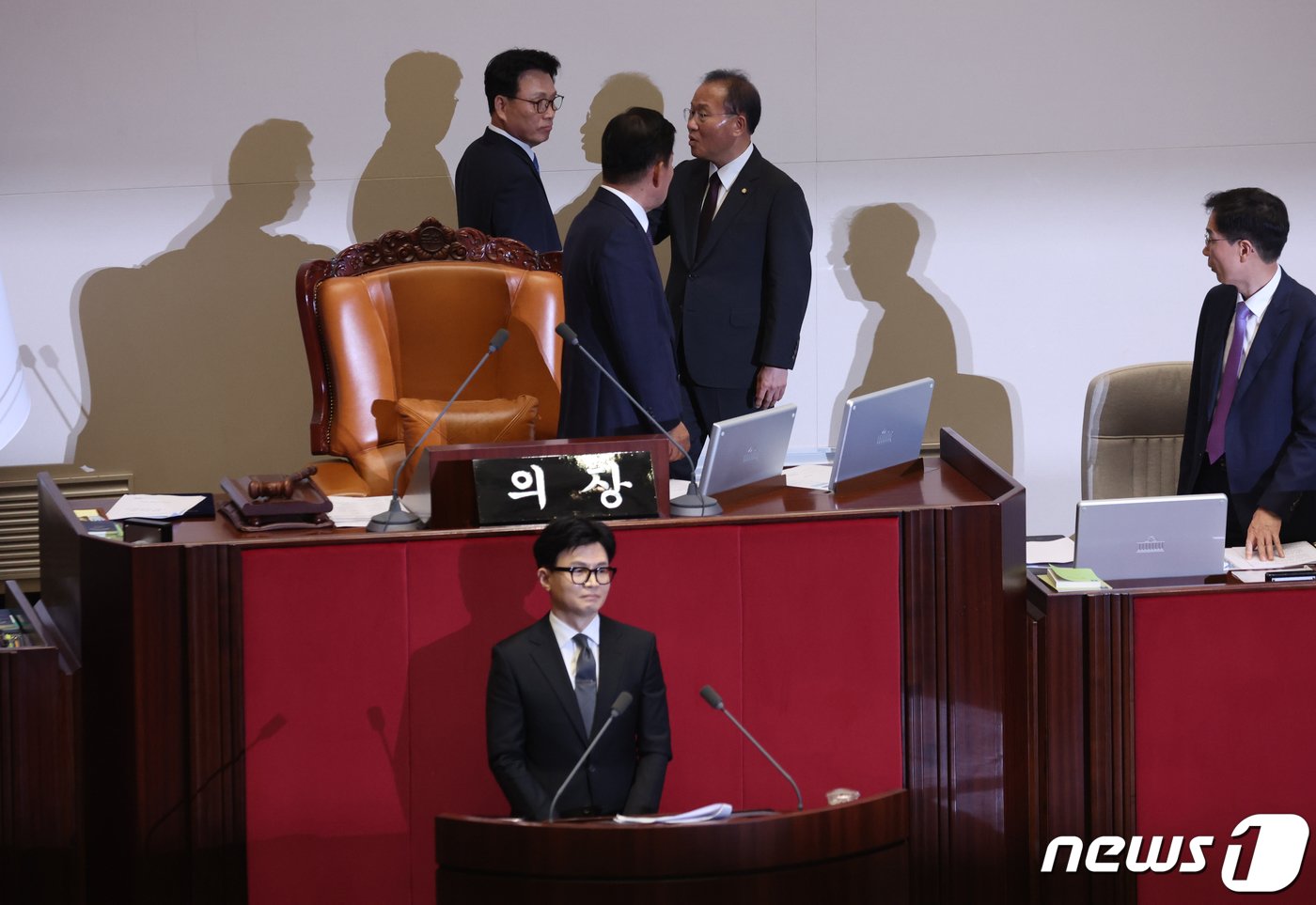 본문 이미지 - 김진표 국회의장이 21일 오후 서울 여의도 국회에서 열린 제410회 국회(정기회) 제8차 본회의에서 한동훈 법무장관의 국회의원(이재명) 체포동의안에 대한 체포동의요청 이유설명이 길어지자 항의하는 박광온 더불어민주당 원내대표, 한 장관을 지지하는 윤재옥 원내대표와 대화를 하고 있다. 2023.9.21/뉴스1 ⓒ News1 송원영 기자