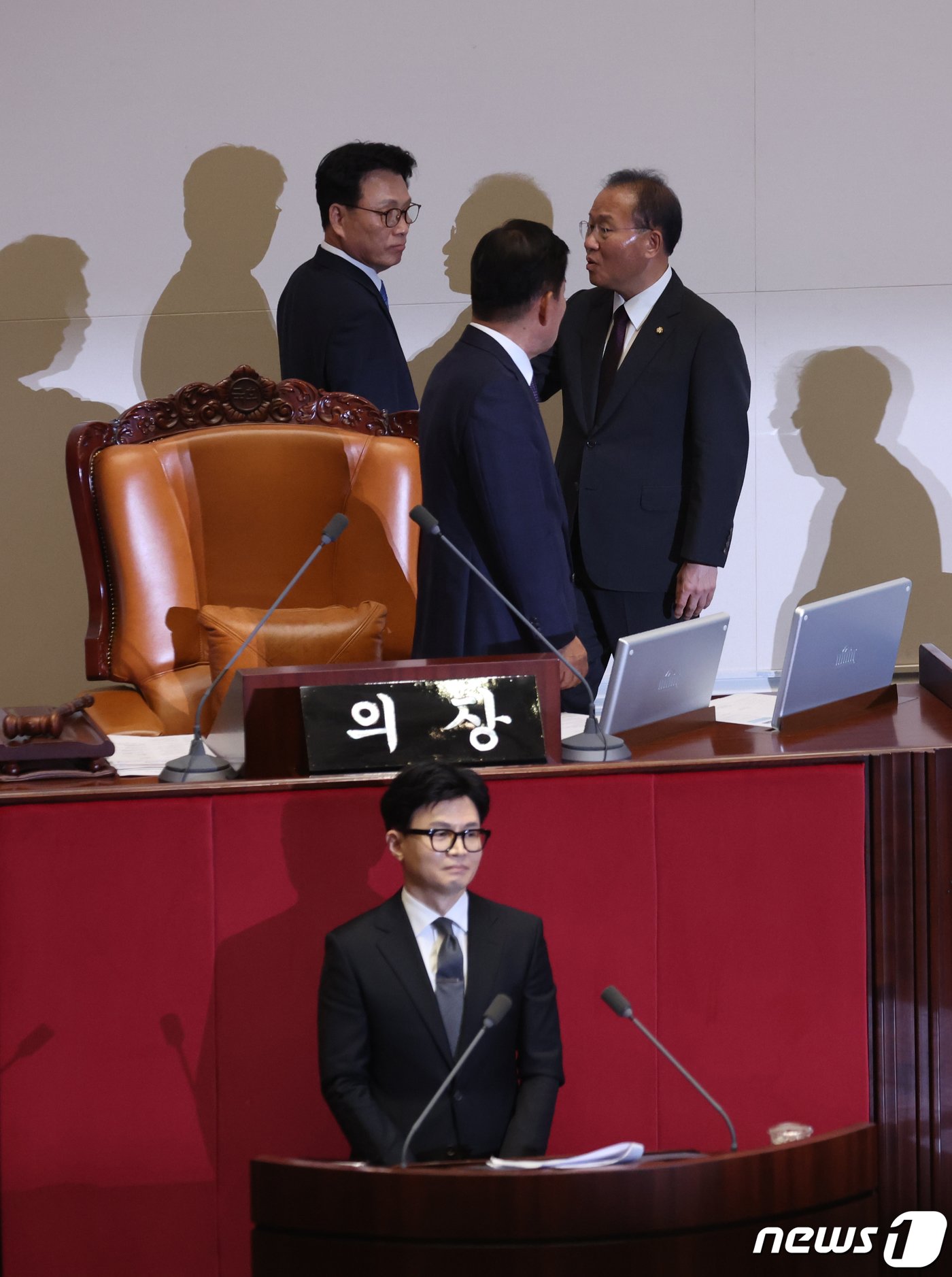 본문 이미지 - 김진표 국회의장이 21일 오후 서울 여의도 국회에서 열린 제410회 국회(정기회) 제8차 본회의에서 한동훈 법무장관의 국회의원(이재명) 체포동의안에 대한 체포동의요청 이유설명이 길어지자 항의하는 박광온 더불어민주당 원내대표, 한 장관을 지지하는 윤재옥 원내대표와 대화를 하고 있다. 2023.9.21/뉴스1 ⓒ News1 송원영 기자