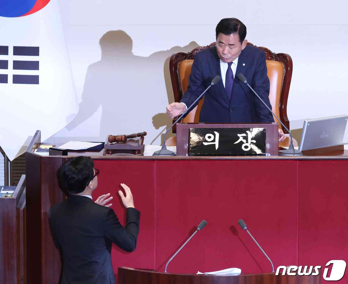 김진표 국회의장이 21일 오후 서울 여의도 국회에서 열린 제410회 국회(정기회) 제8차 본회의에서 국회의원(이재명) 체포동의안에 대한 체포동의요청 이유설명이 길어지자 한동훈 법무장관과 대화를 하고 있다. 2023.9.21/뉴스1 © News1 송원영 기자