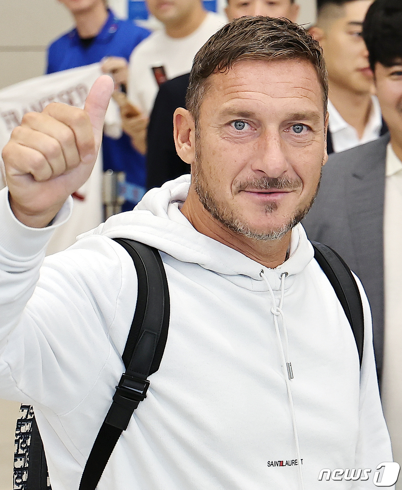 (인천공항=뉴스1) 김진환 기자 = ‘아주리 군단’ 이탈리아의 축구 레전드 프란체스코 토티가 21일 오후 인천국제공항을 통해 입국하고 있다.오는 10월 21일 고양종합운동장에서 열 …